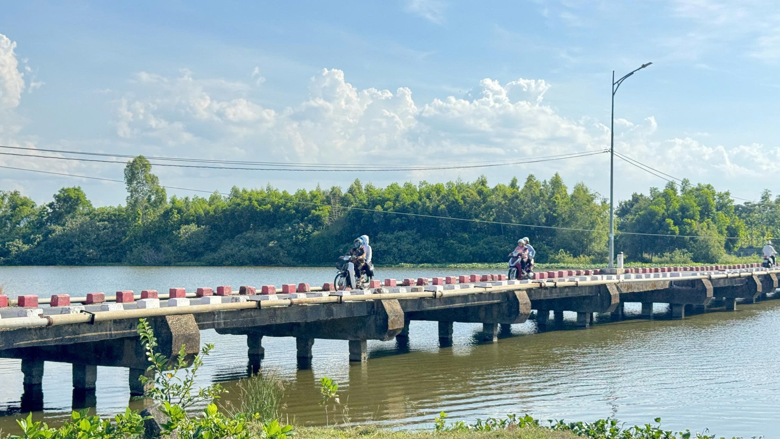 Những cây cầu 'oằn mình' gánh xe cộ, chờ ngày được thay thế - Ảnh 8.