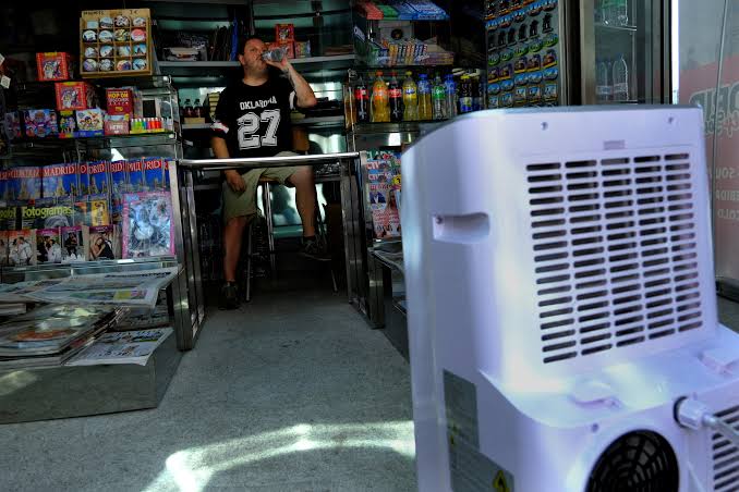 Muốn phòng mát hơn, nên mua điều hòa di động hay máy hút ẩm? - Ảnh 1.