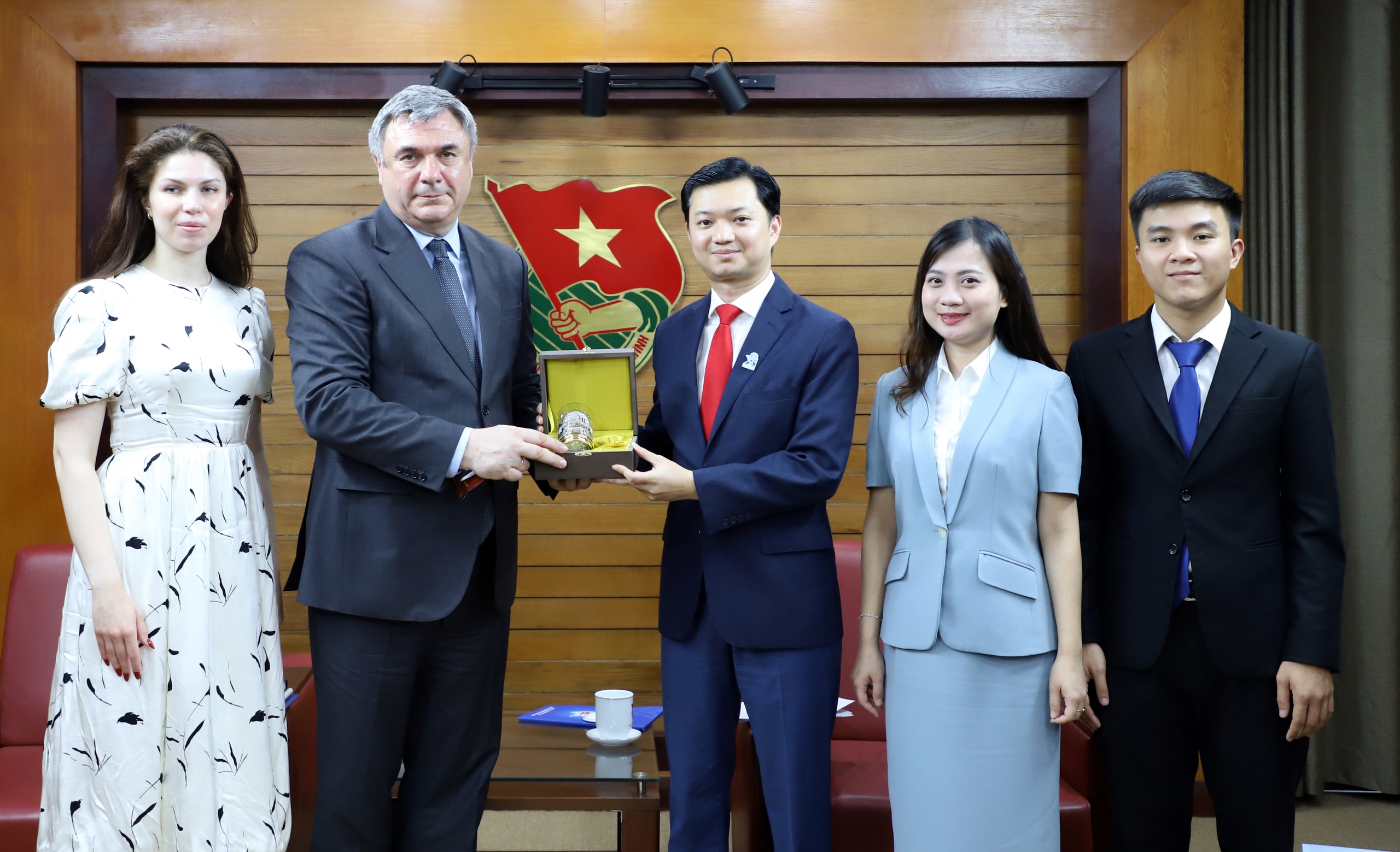 Anh Nguyễn Minh Triết tiếp x&atilde; giao Ph&oacute; chủ tịch Ủy ban Đối ngoại TP.Saint Petersburg - Ảnh 3.