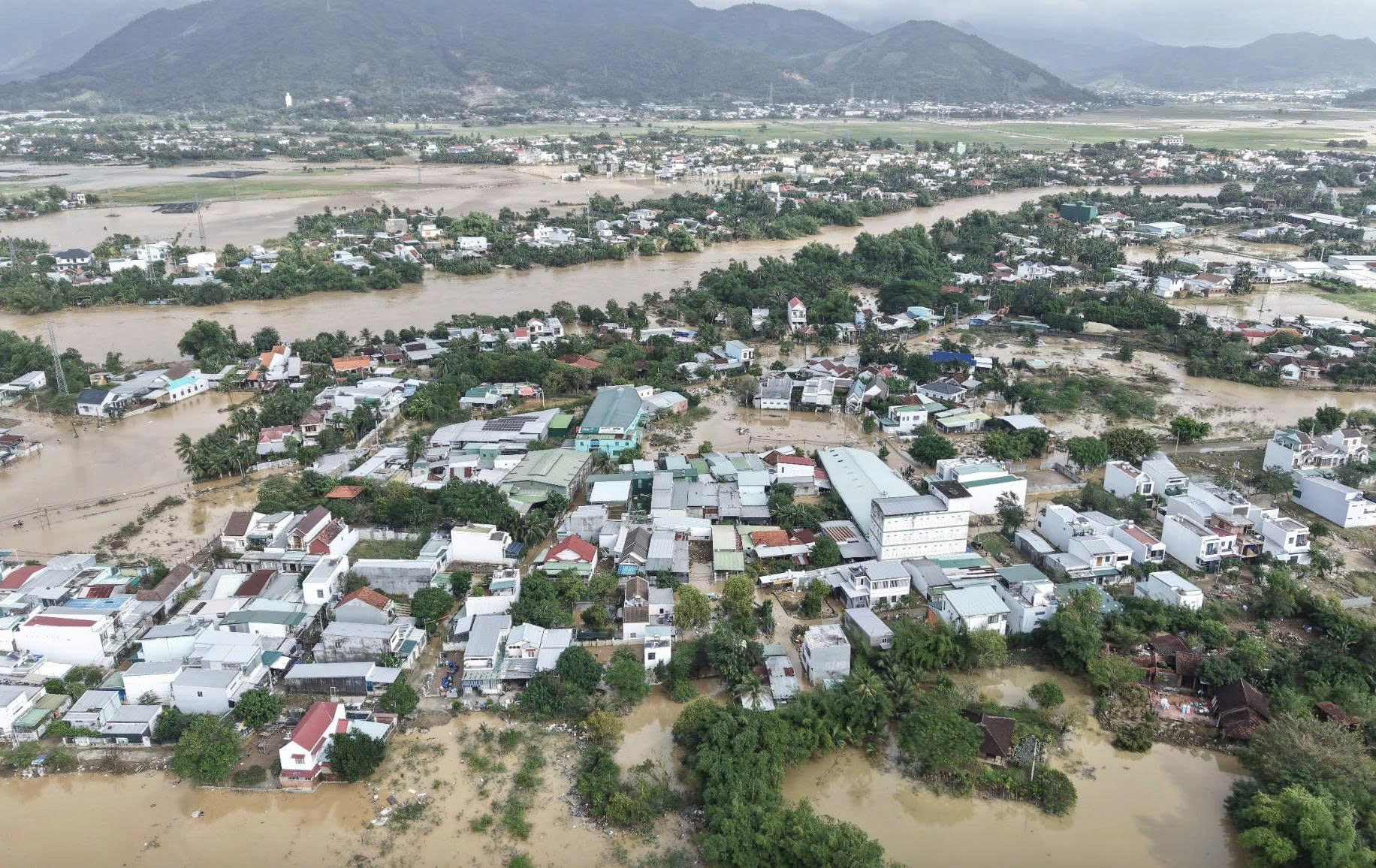 Khánh Hòa tháo dỡ đập ngăn mặn tạm trên sông Cái Nha Trang trước mùa mưa bão - Ảnh 2.