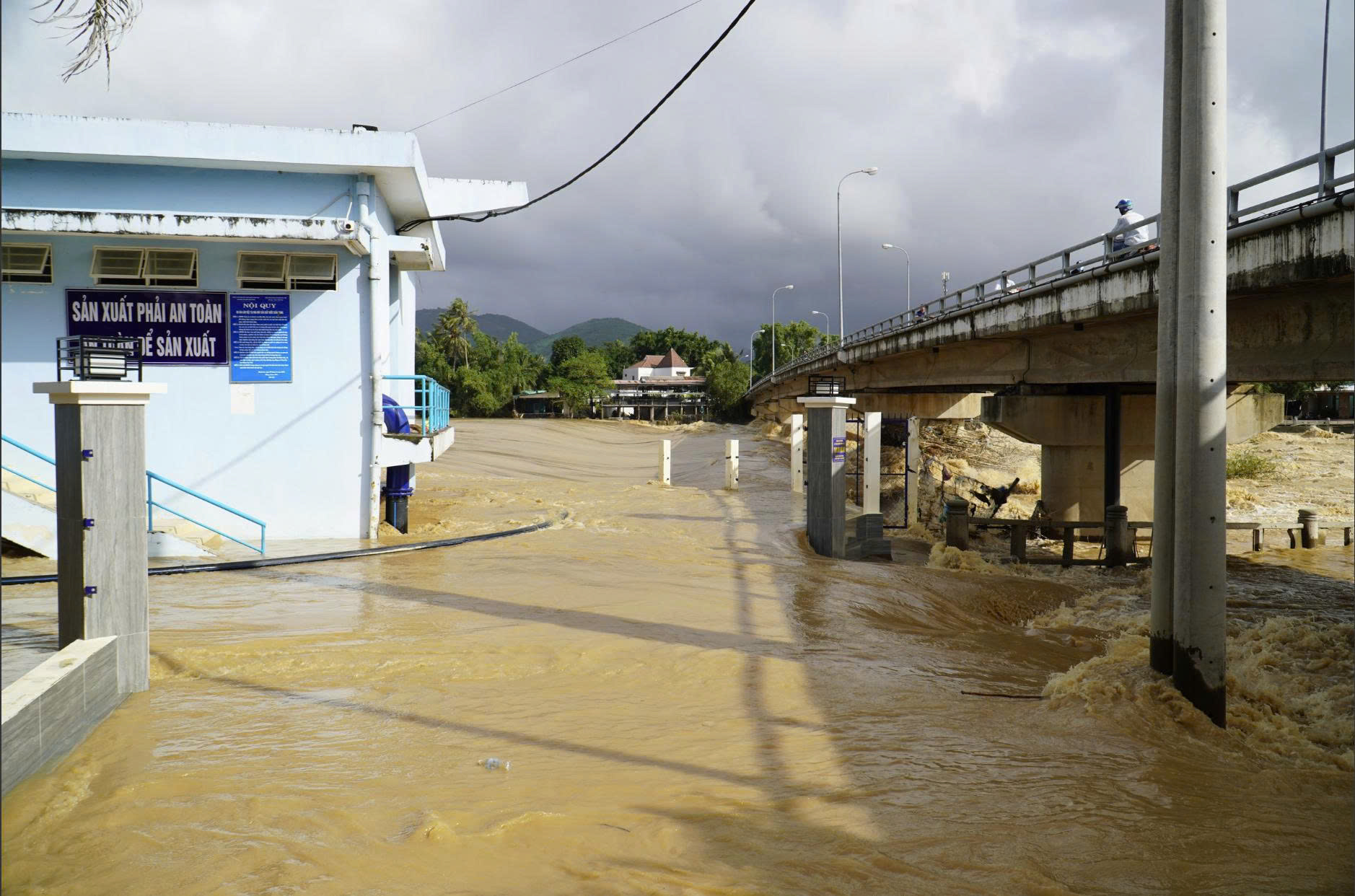 Khánh Hòa tháo dỡ đập ngăn mặn tạm trên sông Cái Nha Trang trước mùa mưa bão - Ảnh 1.