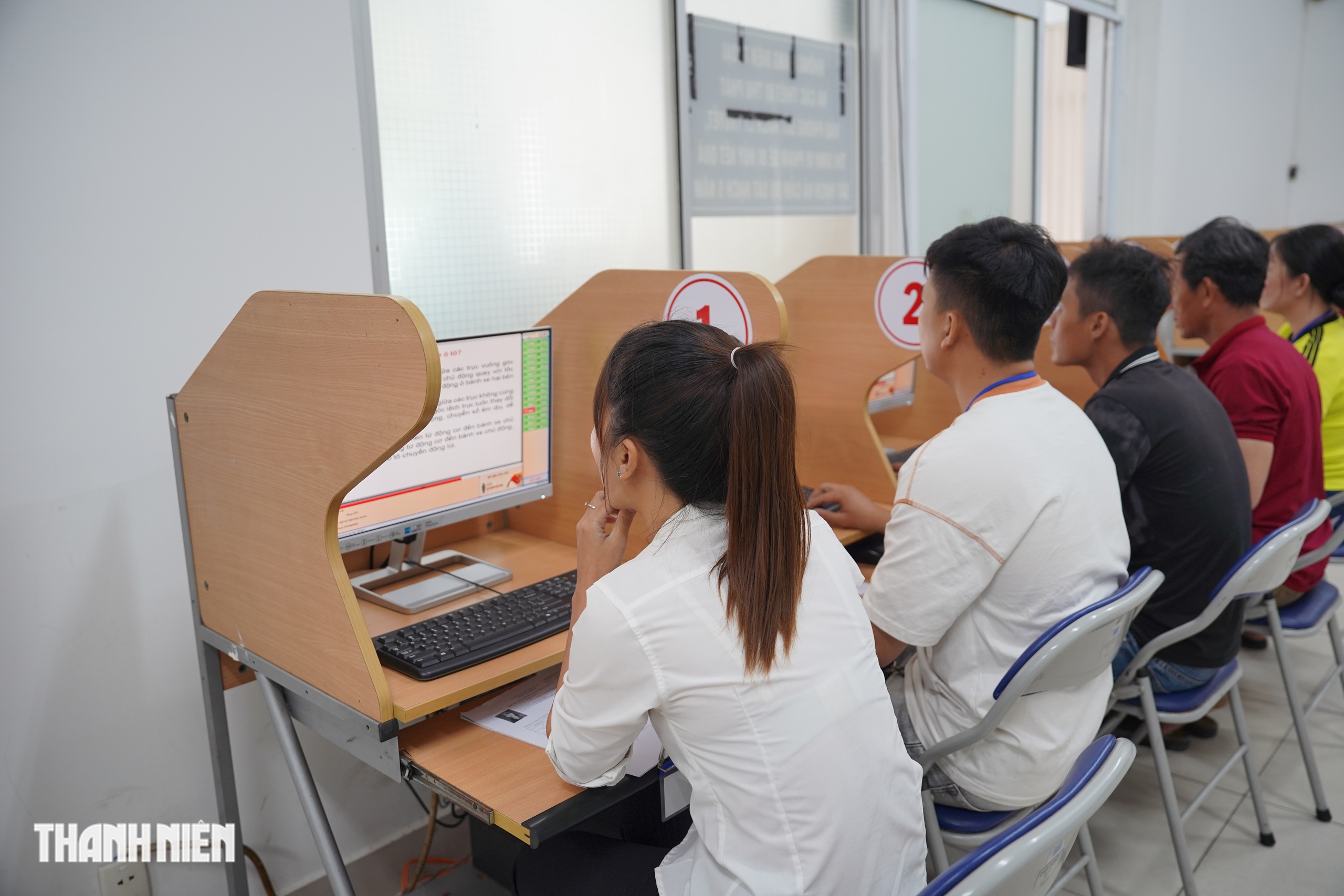Từ 1.3.2027, thi giấy phép lái xe khó hơn, có hạng làm tới 90 câu lý thuyết - Ảnh 4.
