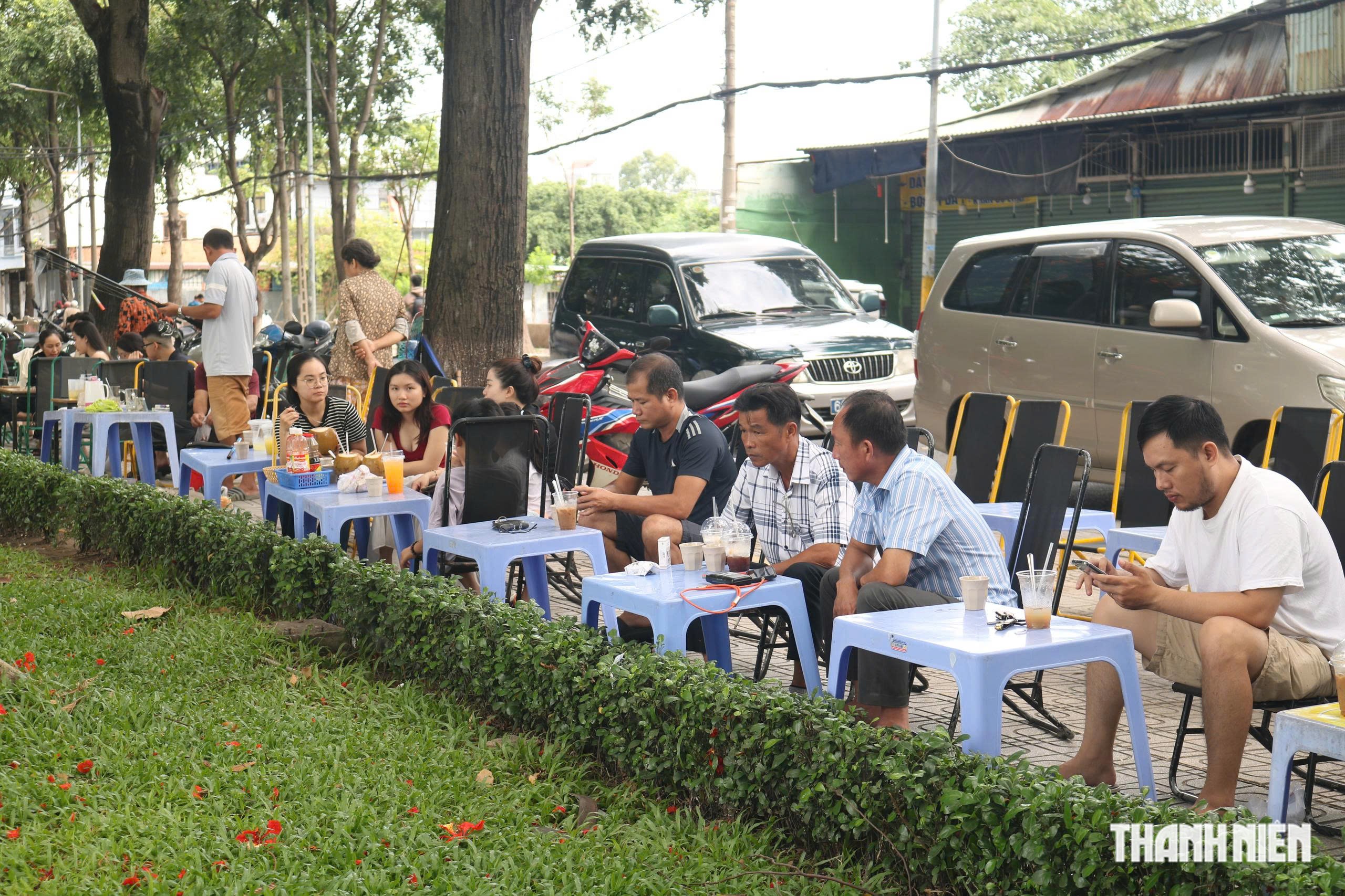 Hồ sen ở c&ocirc;ng vi&ecirc;n Đồng Nai nở rộ, h&uacute;t người d&acirc;n dạo m&aacute;t - Ảnh 2.