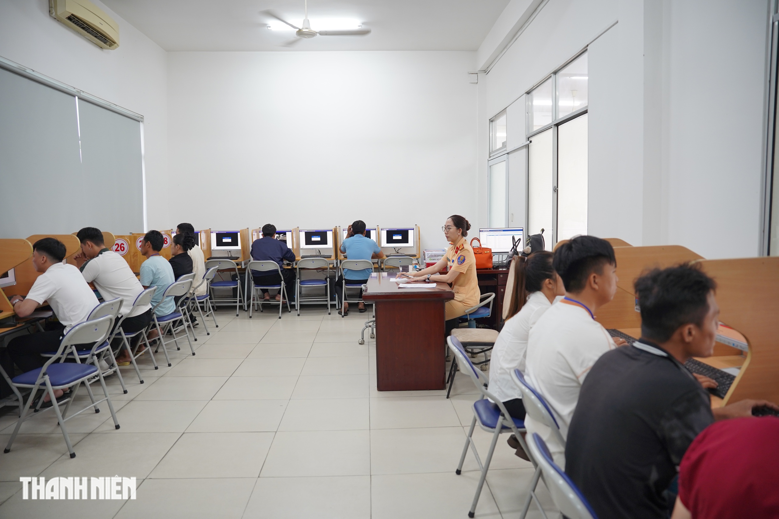 Từ 1.3.2027, thi giấy phép lái xe khó hơn, có hạng làm tới 90 câu lý thuyết - Ảnh 1.