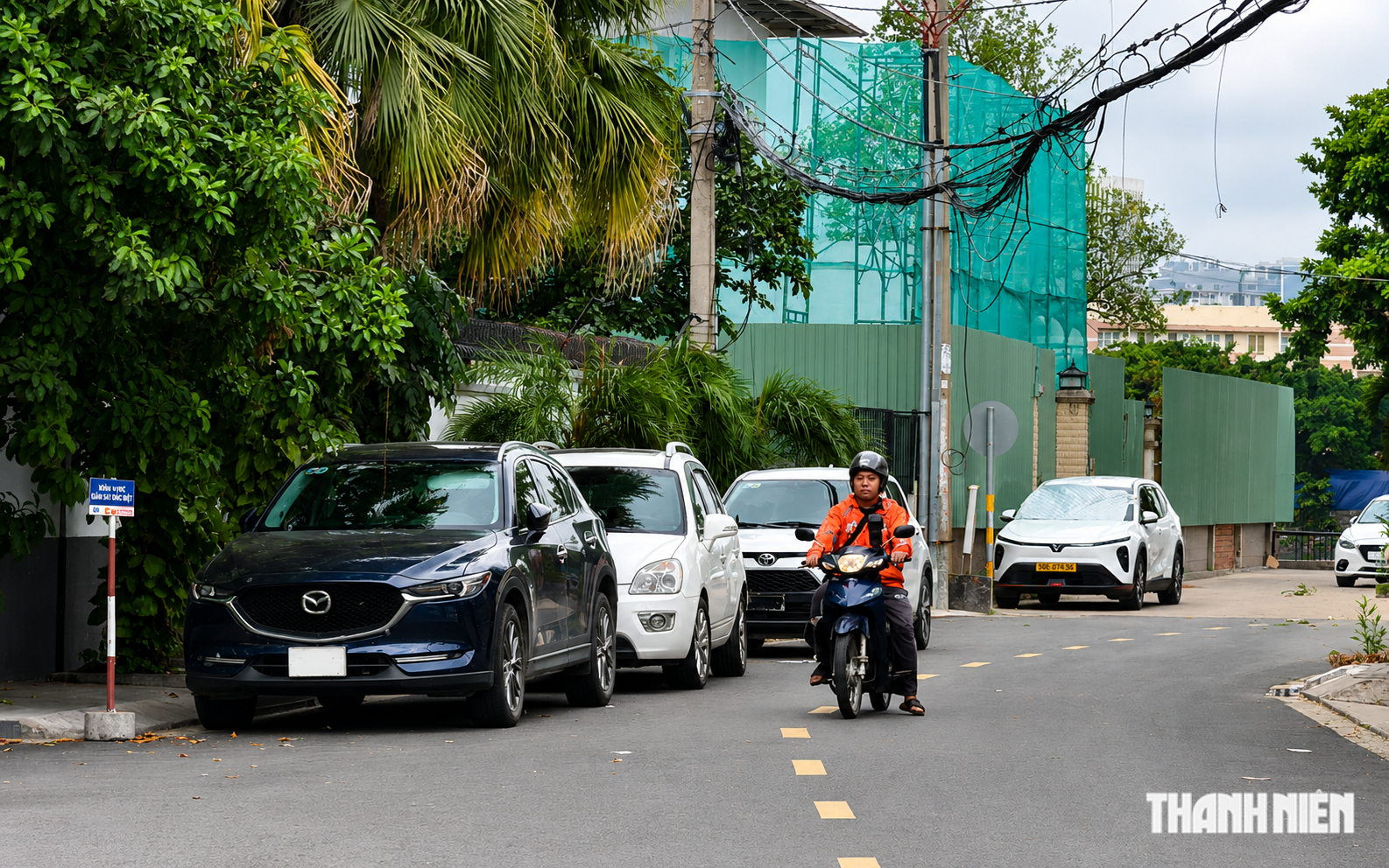 'Dừng xe' và 'đỗ xe' ở nơi có biển cấm, phạt khác nhau thế nào? - Ảnh 1.