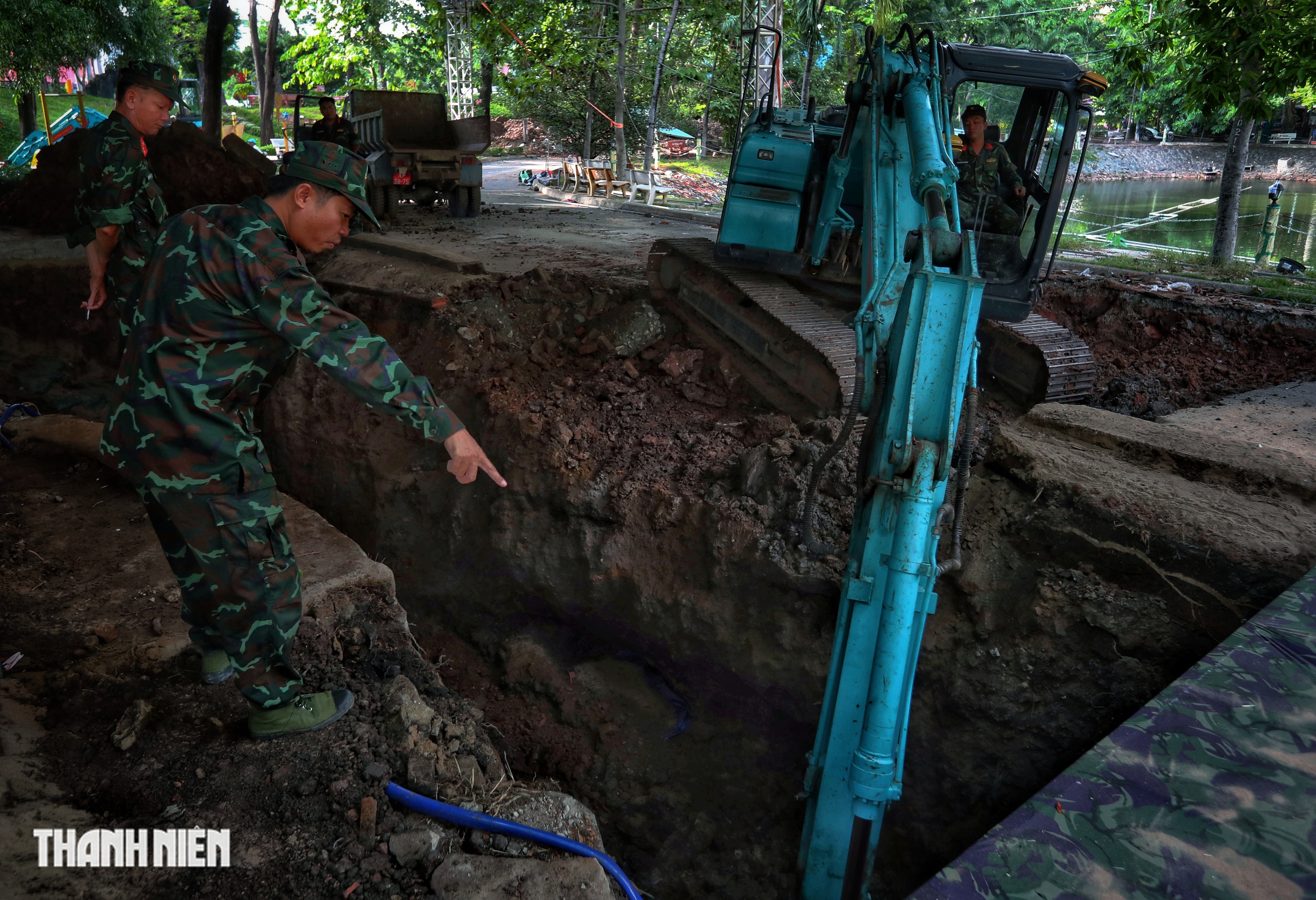 Tiếp tục mở rộng khai quật rãnh mộ tập thể tại Công viên Lê Thị Riêng - Ảnh 1.
