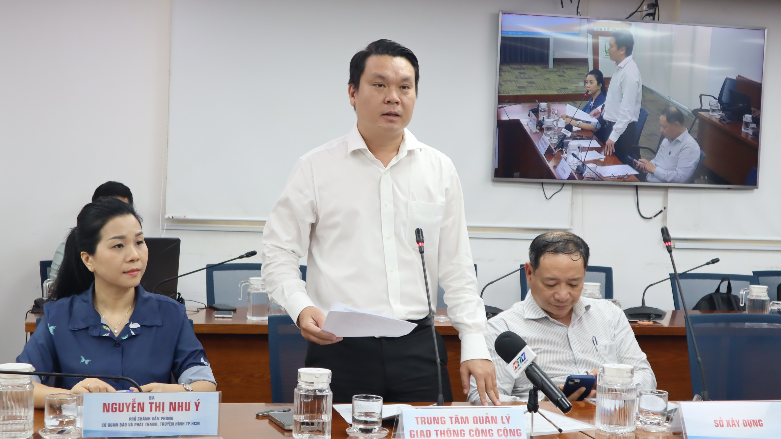 Xe buýt TP.HCM hút khách sau miễn vé, nghiên cứu làn ưu tiên để đúng giờ hơn- Ảnh 1.