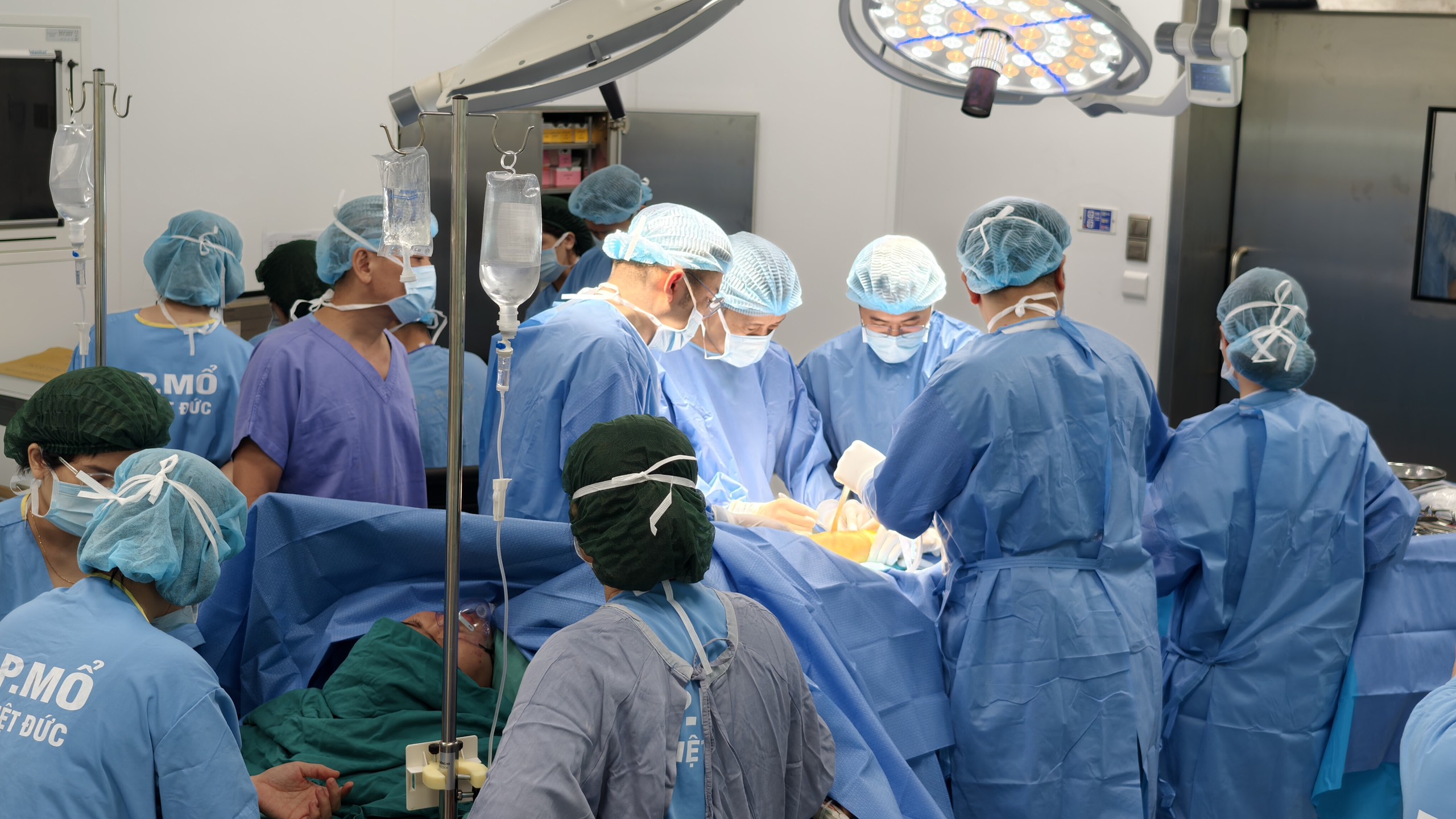 Bệnh viện Việt Đức cơ sở Ninh Bình đón ca cấp cứu đầu tiên ngày mở cửa - Ảnh 1.