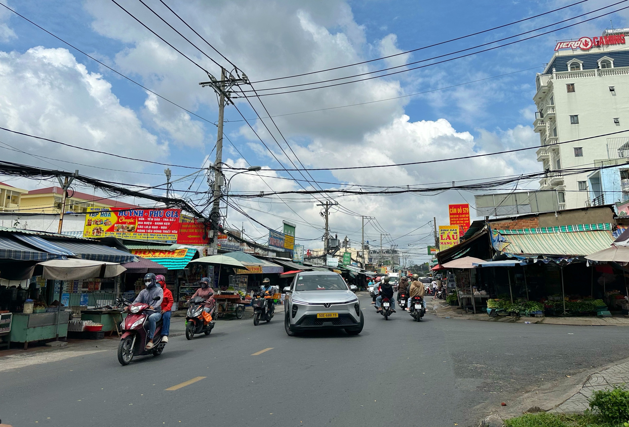 Những phố thịt chó nổi tiếng ở TP.HCM 'chết dần', sao nhiều người còn bán cầy tơ? - Ảnh 2.