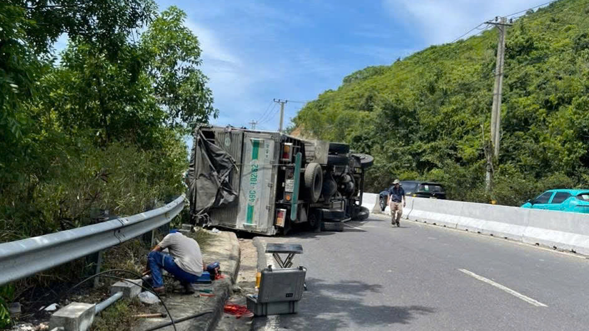 Lật xe tải, đường nối Nha Trang với sân bay Cam Ranh ùn tắc nghiêm trọng - Ảnh 1.