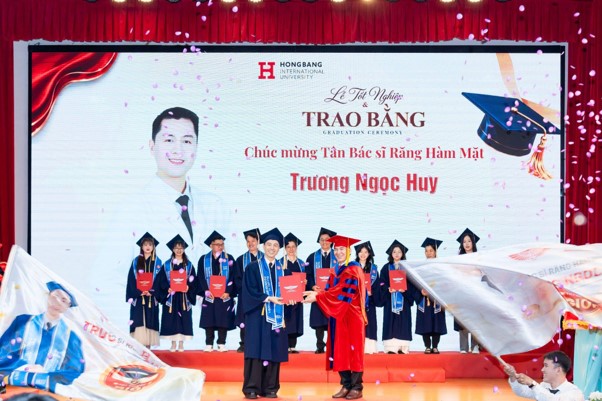 Ở tuổi U.40, CEO DRH Clinic - Trương Ngọc Huy nhận bằng Bác sĩ Răng Hàm Mặt- Ảnh 1.