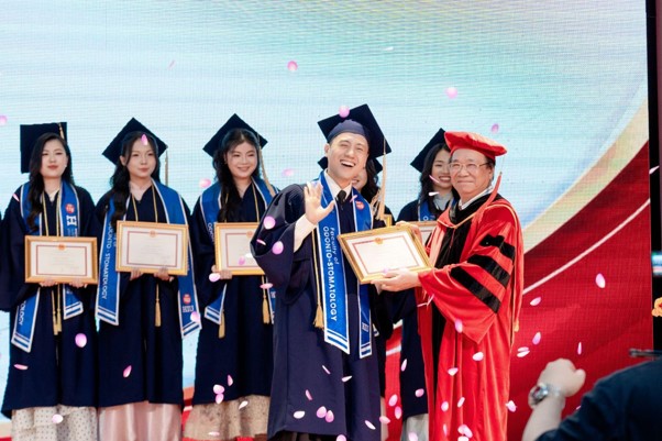 Ở tuổi U.40, CEO DRH Clinic - Trương Ngọc Huy nhận bằng Bác sĩ Răng Hàm Mặt- Ảnh 3.