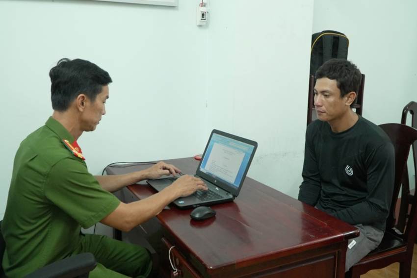 Bắt giữ người đàn ông trộm cắp, tàng trữ ma túy trong nhà vệ sinh- Ảnh 1.