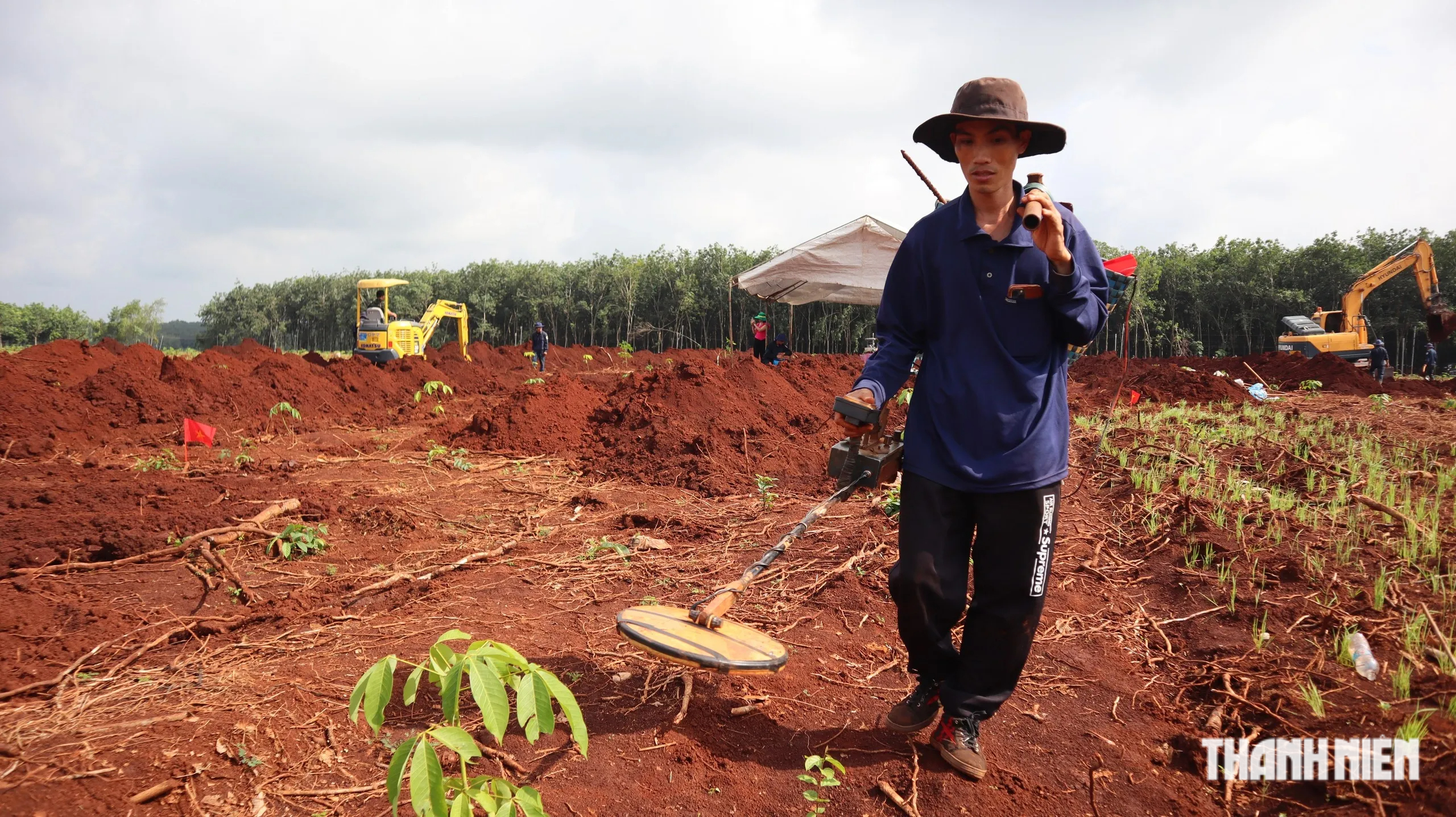 Thêm nhiều cây bút có khắc thông tin trong các hầm mộ liệt sĩ ởxã Minh Đức - Ảnh 13.