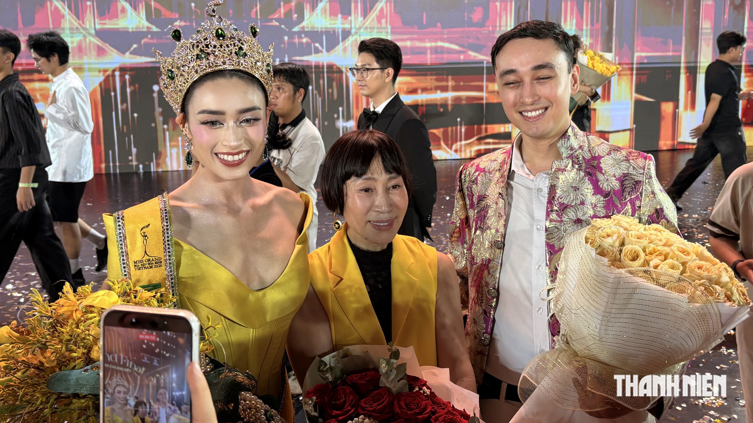 Mẹ của 'bông hồng lai' Emoura Phạm: 'Mọi người đi ngủ, con vẫn ngồi học tiếng Việt' - Ảnh 2.