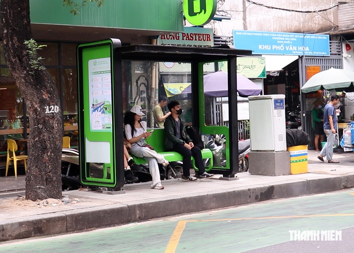 TP.HCM đổi mới trạm chờ xe buýt, người dân hào hứng - Ảnh 1.