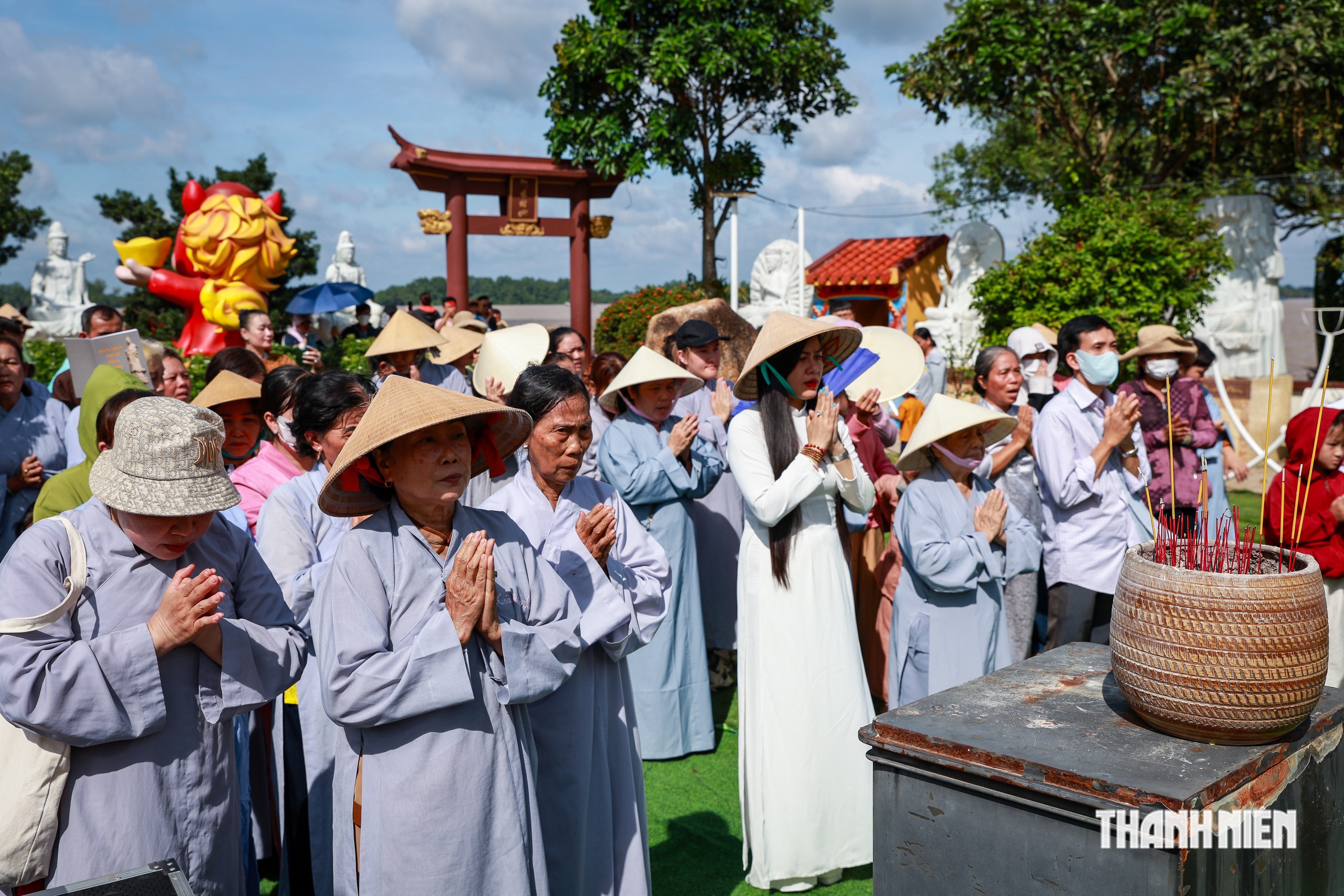 Lễ v&iacute;a Quan &Acirc;m, phật tử về ch&ugrave;a c&oacute; tượng 33 m b&ecirc;n d&ograve;ng s&ocirc;ng miền T&acirc;y - Ảnh 7.