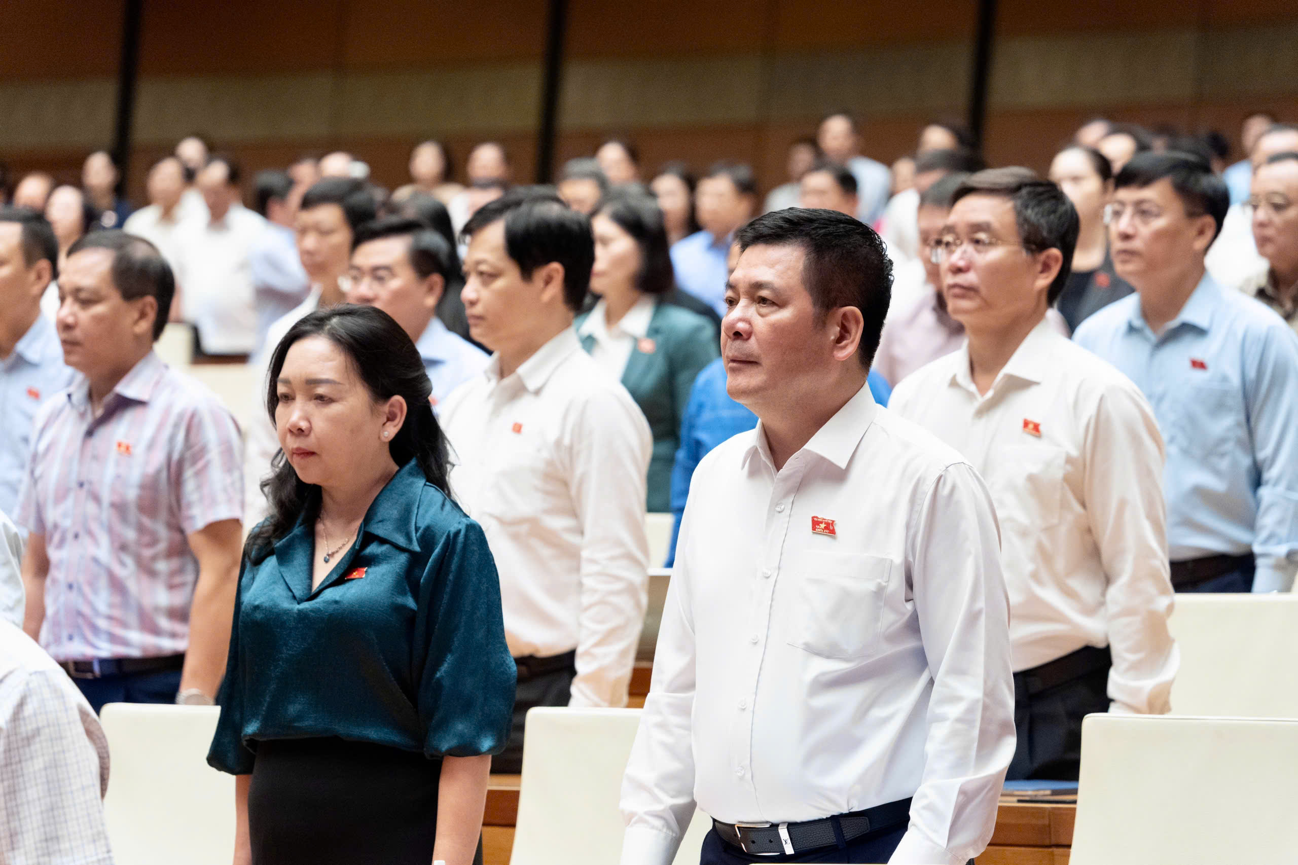 Quốc hội mặc niệm tưởng nhớ Chủ tịch Quốc hội Lào - Ảnh 3.