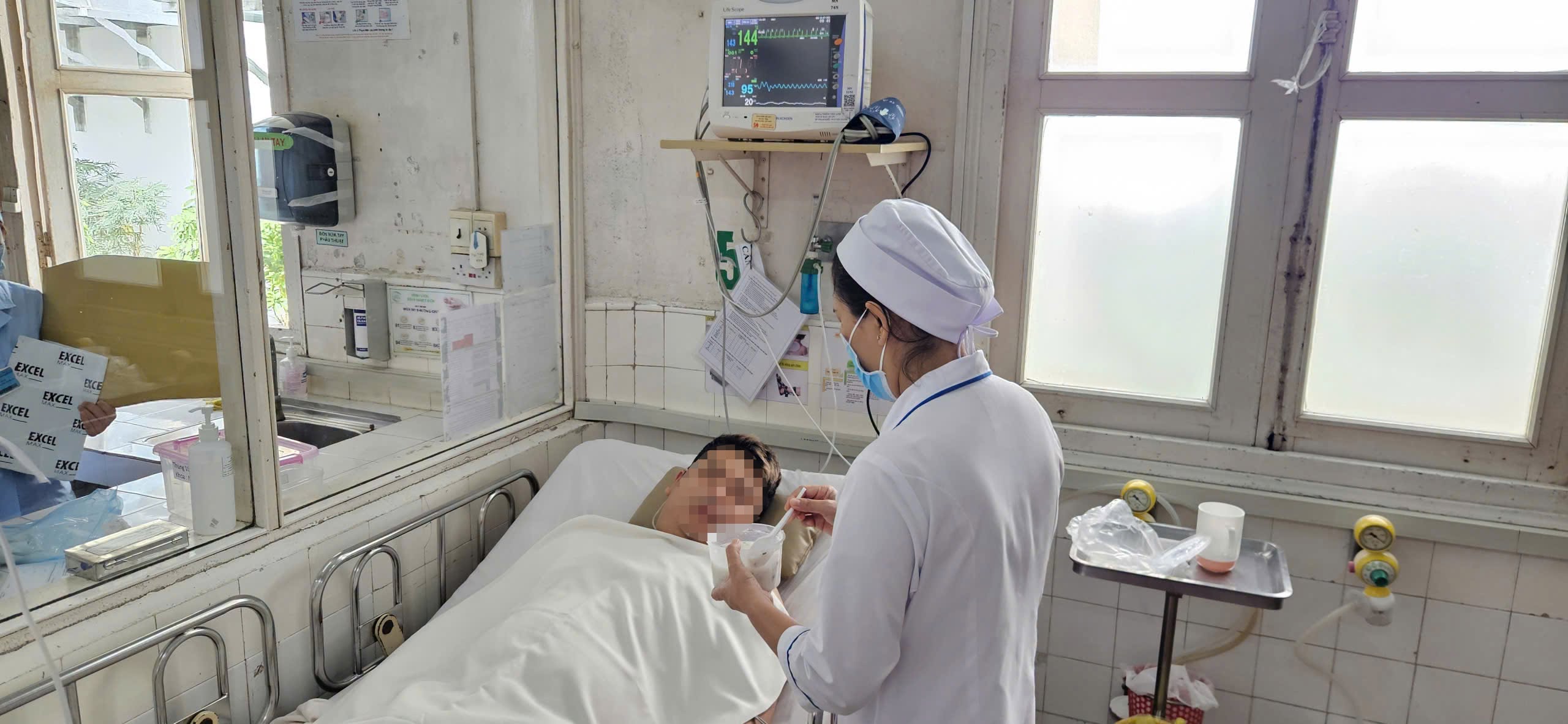 Đưa thuốc đặc trị từ Hà Nội vào TP.HCM cứu bệnh nhân sốt rét ác tính - Ảnh 1.