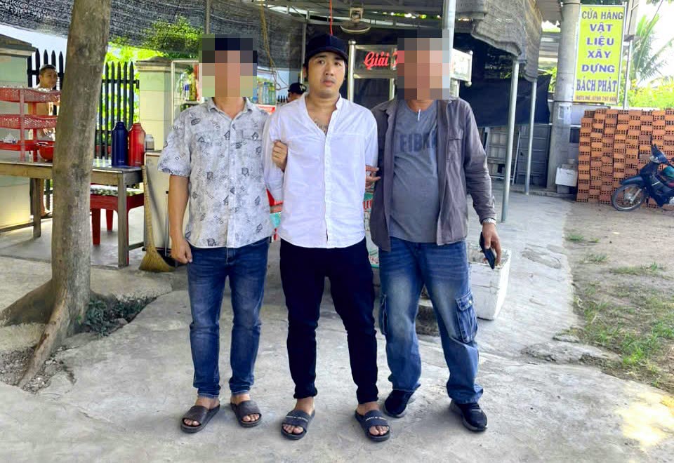 Đồng Nai: Bắt kẻ 'quỵt' 500.000 đồng, rút súng đe dọa khi bị đòi tiền - Ảnh 2.