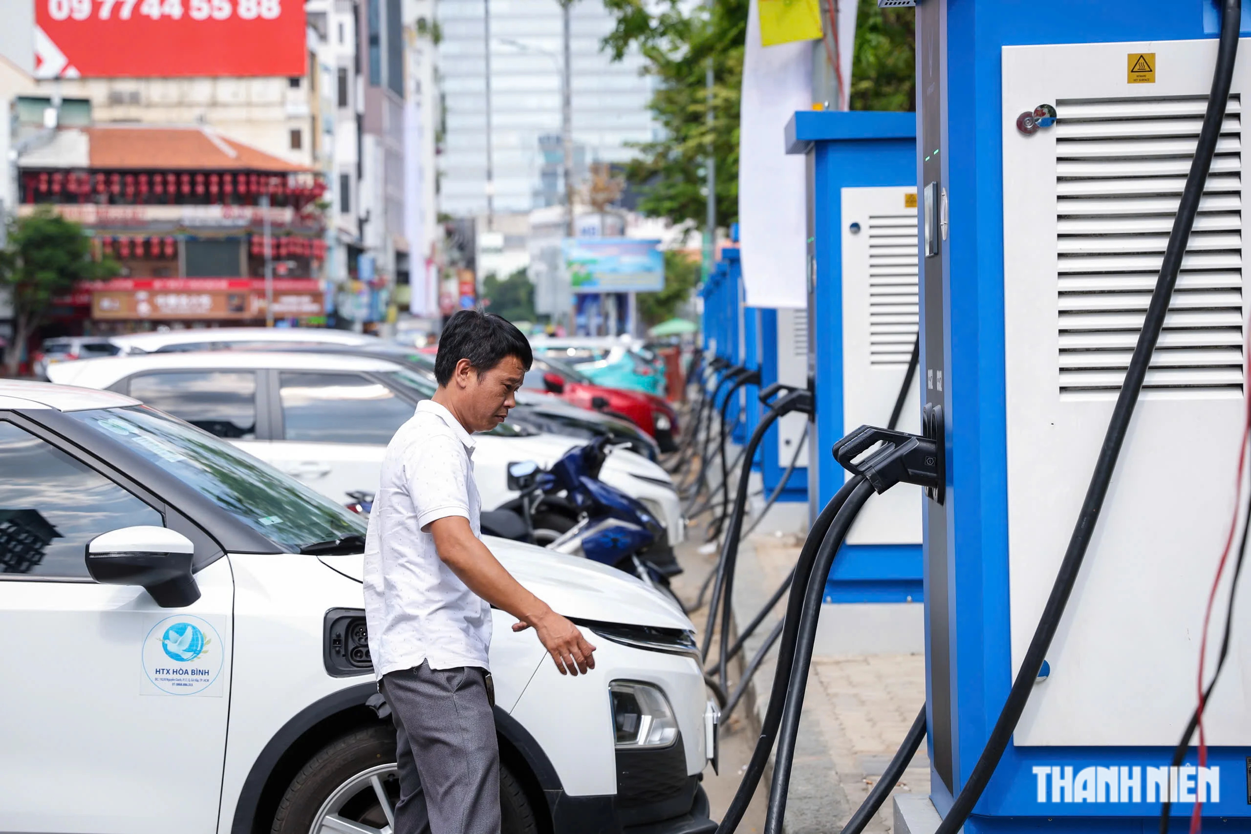 Hạ tầng sạc xe điện phát triển nóng, Bộ xây dựng quy chuẩn an toàn- Ảnh 1.