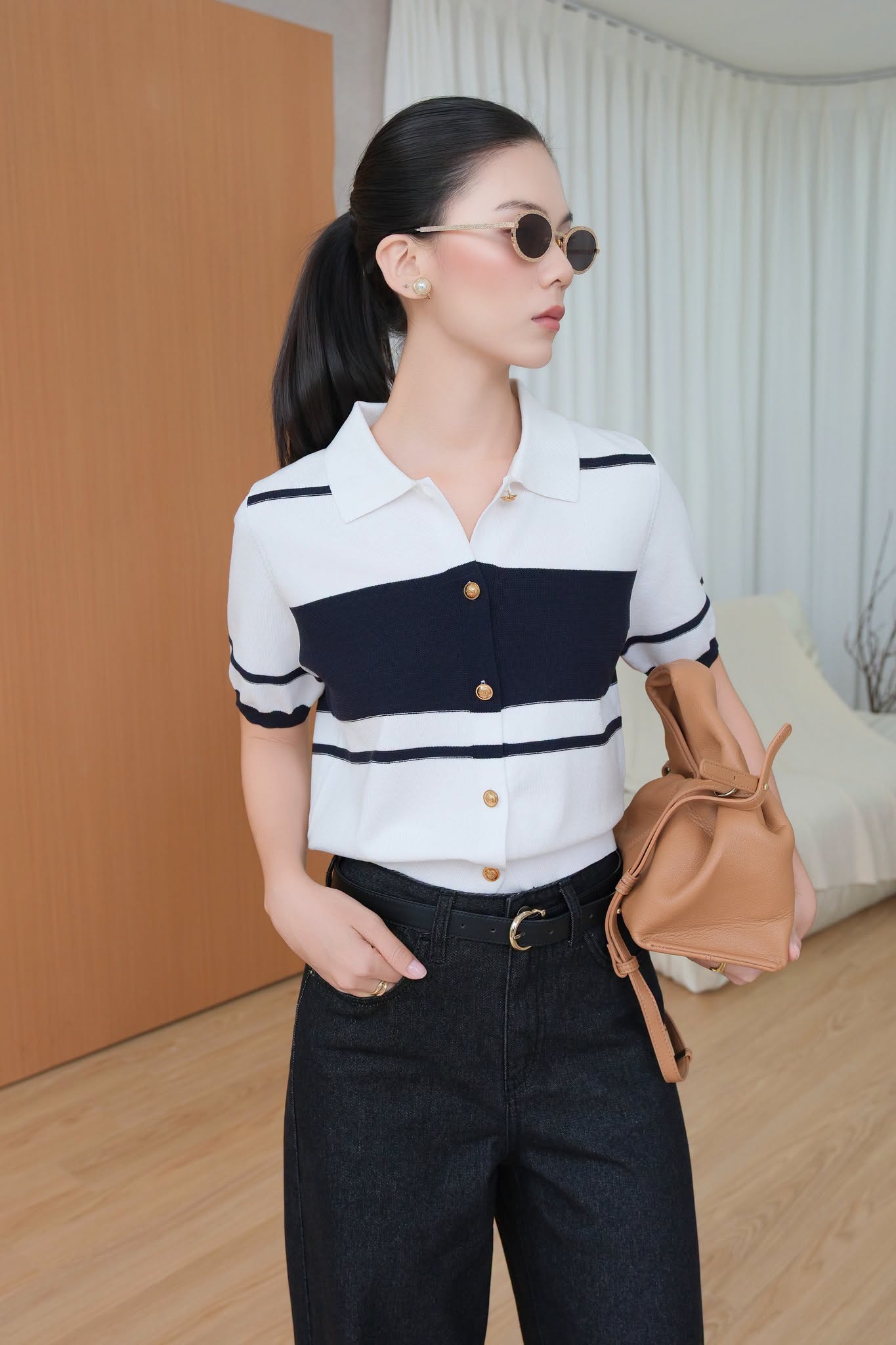 Đơn giản mà sang trọng cùng bộ đôi áo polo và quần jeans năng động - Ảnh 1.