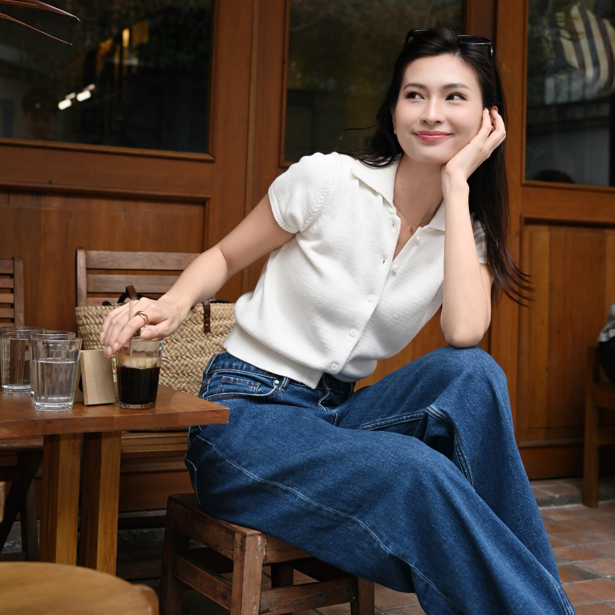 Đơn giản mà sang trọng cùng bộ đôi áo polo và quần jeans năng động - Ảnh 4.