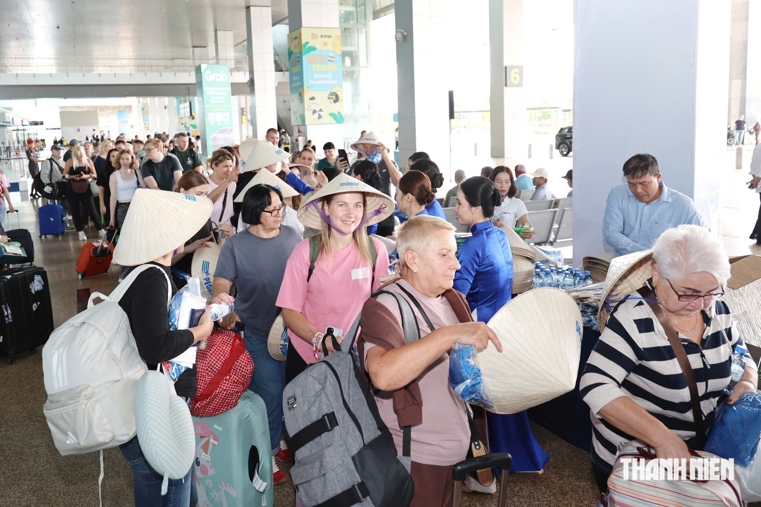 Kh&aacute;nh H&ograve;a số h&oacute;a tr&ecirc;n 30% quy tr&igrave;nh an ninh s&acirc;n bay Cam Ranh - Ảnh 2.