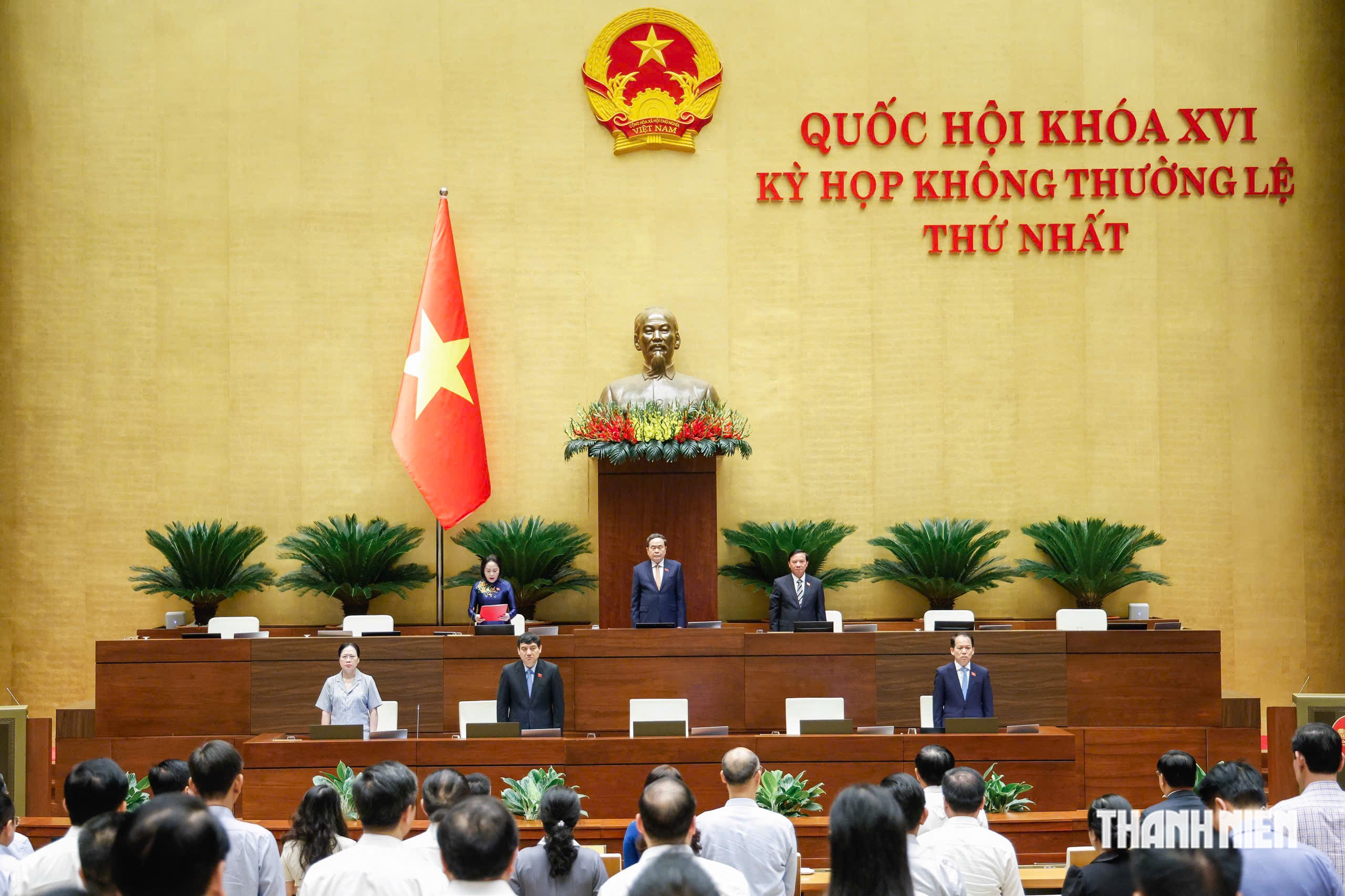 Quốc hội mặc niệm tưởng nhớ Chủ tịch Quốc hội Lào - Ảnh 1.
