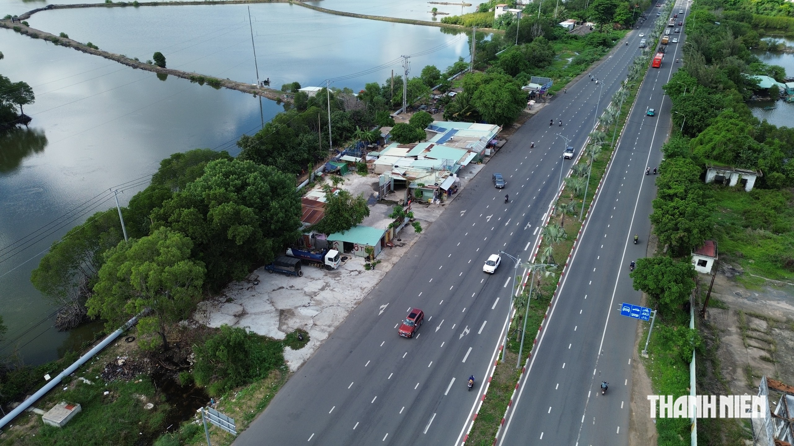 Tháo dỡ hàng loạt công trình xây dựng trên khu đất công bị chiếm hơn 35 năm - Ảnh 1.