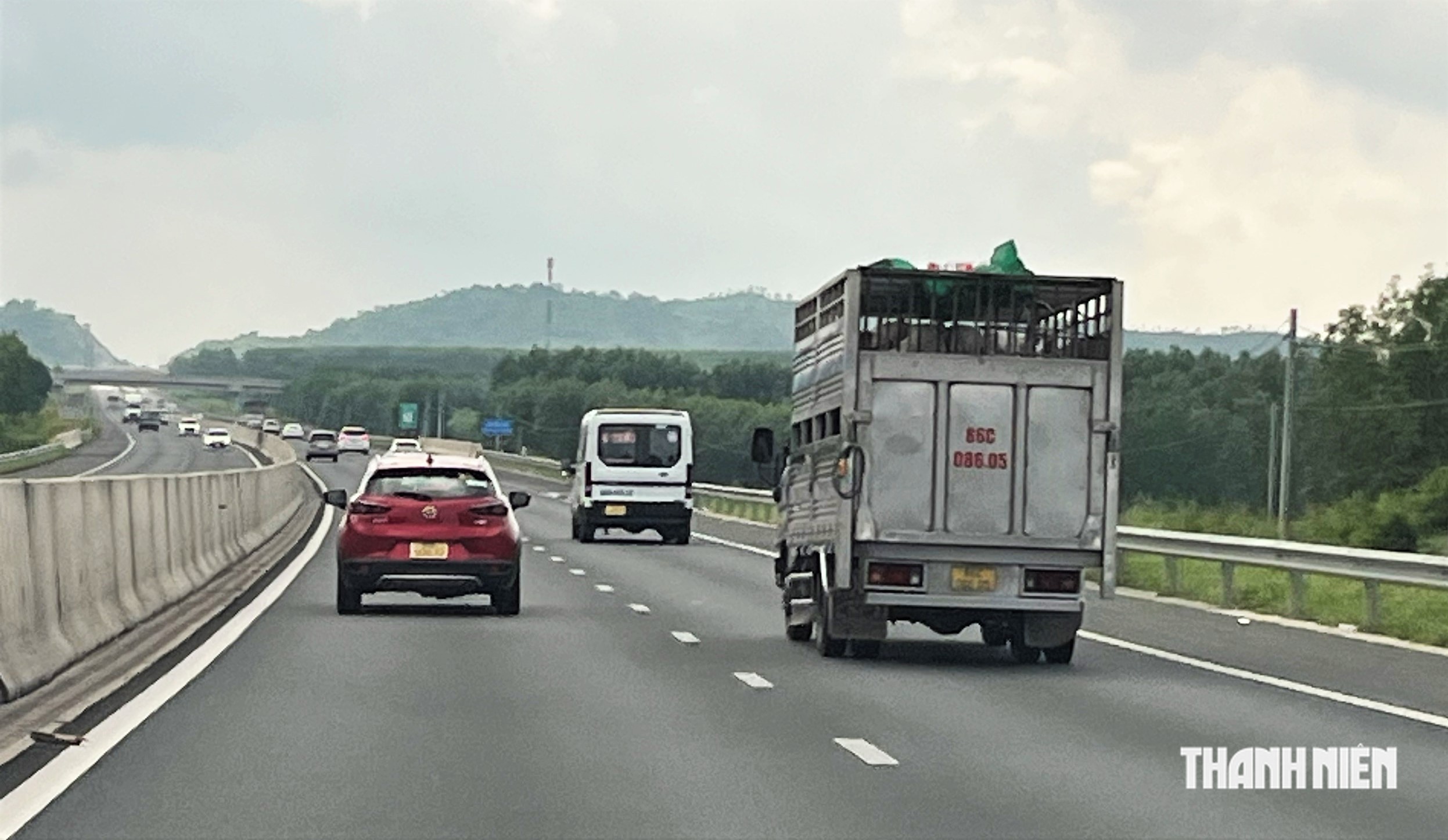 Bật đèn xi-nhan xin vượt xe thế nào để tránh bị phạt 6 triệu? - Ảnh 2.