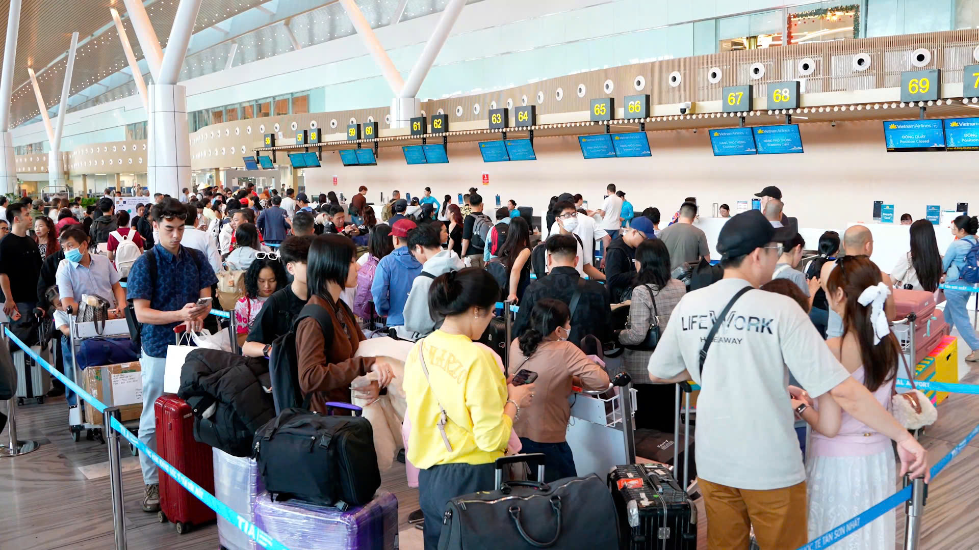 Hàng không tăng cường 6 vạn chỗ, vé máy bay 2.9 có 'giảm sốt'? - Ảnh 1.