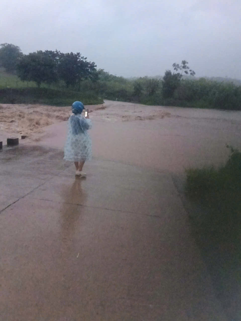 Mưa lớn ở Quảng Trị, 13 ngầm tràn bị ngập, nhiều tuyến đường miền núi chia cắt- Ảnh 2.