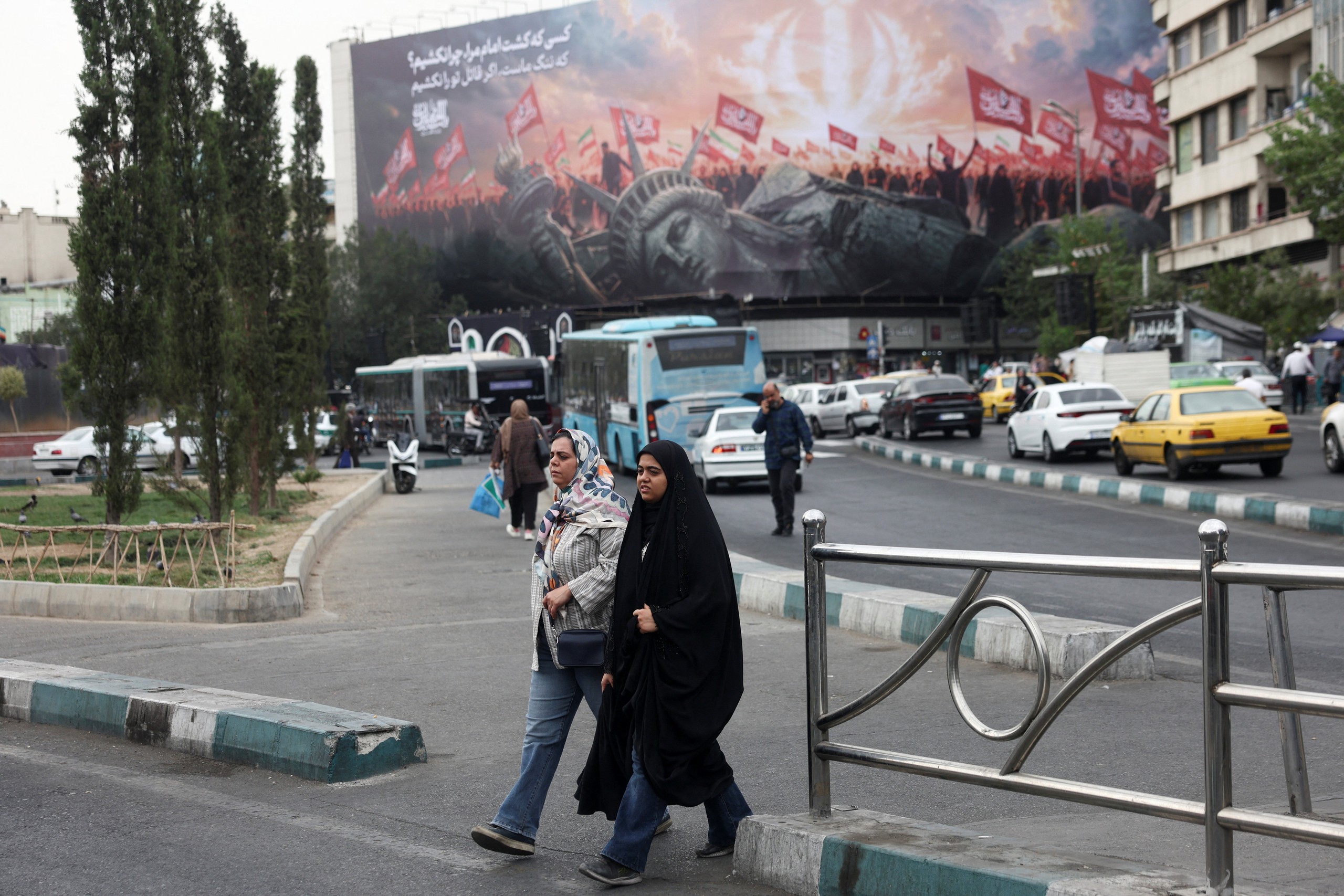 Ông Trump yêu cầu Iran bồi thường - Ảnh 1.