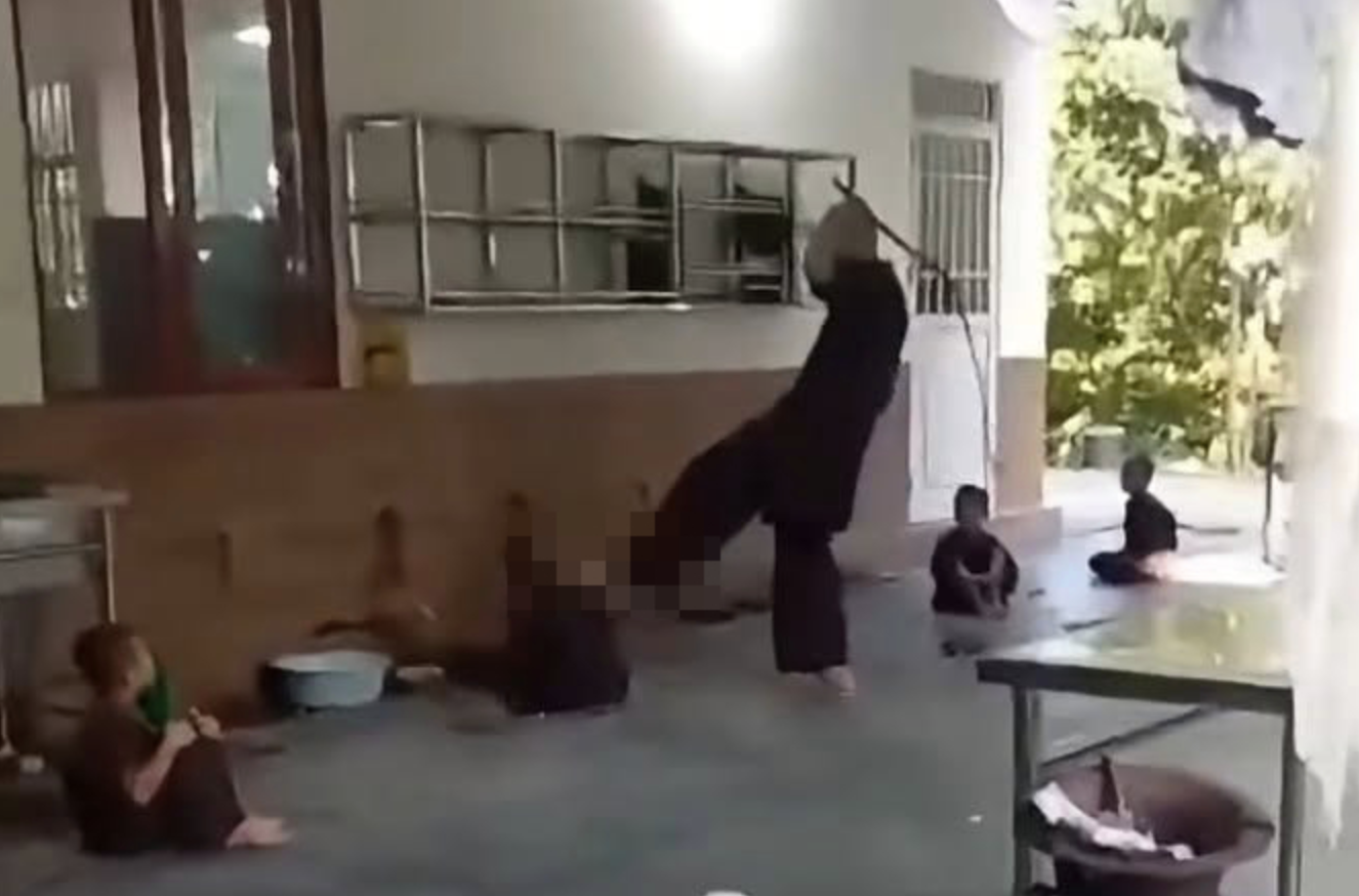 Xác minh clip 'người mặc áo nâu sòng đánh đập bé trai dã man' ở Phú Thọ- Ảnh 1.