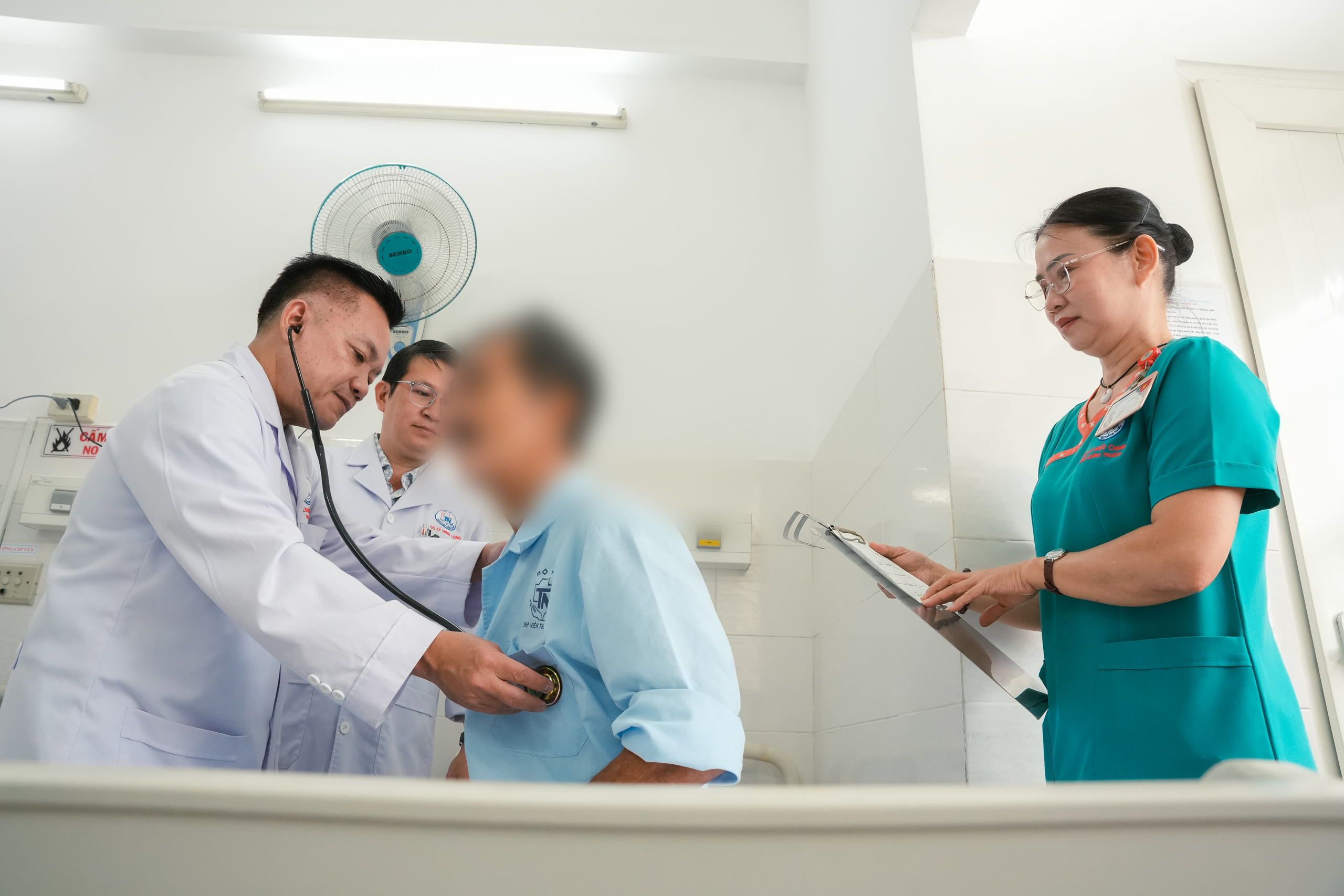 Báo động đỏ cứu bệnh nhân vỡ phình động mạch chủ bụng, ngừng tim trên bàn mổ - Ảnh 1.