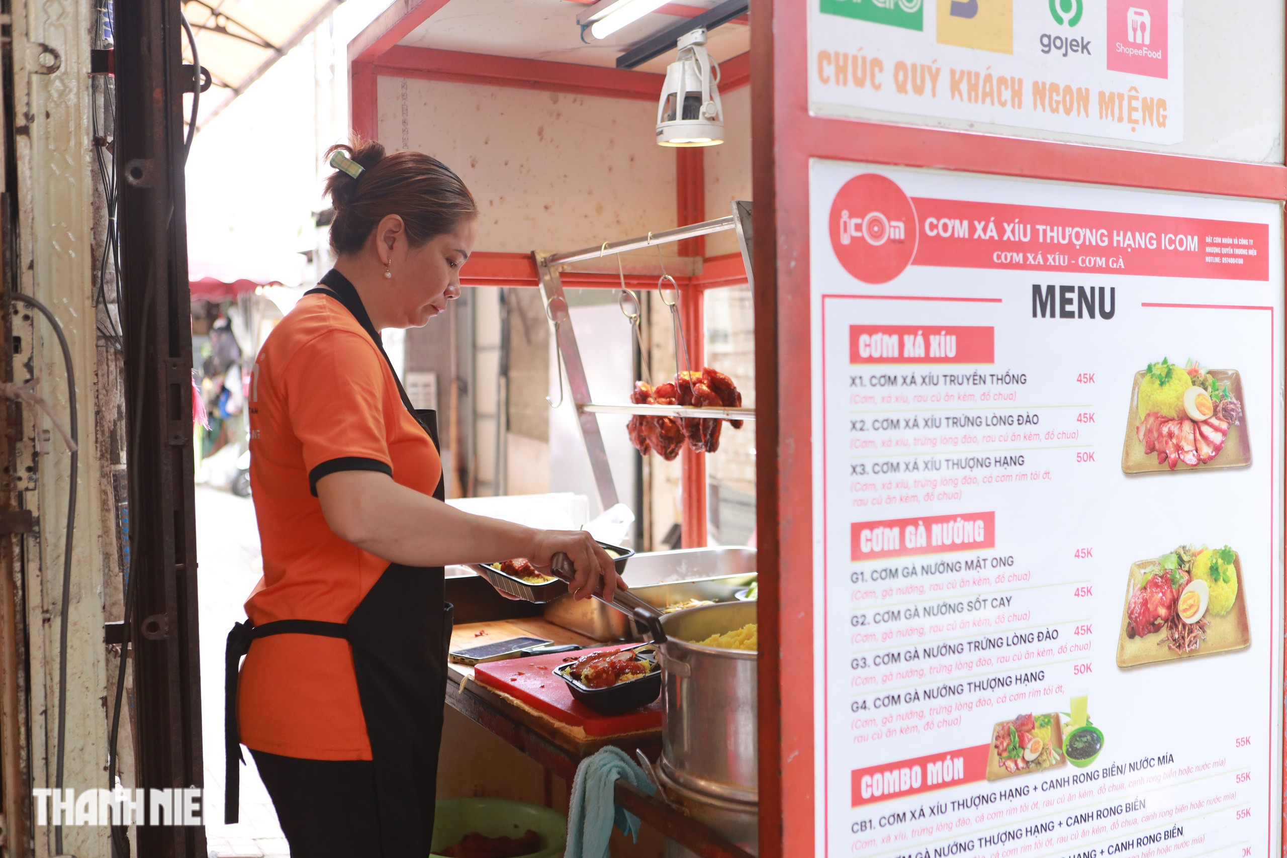 Cảnh lạ ở TP.HCM: Shipper chạy xe thẳng v&agrave;o giữa qu&aacute;n cơm chờ đơn - Ảnh 2.