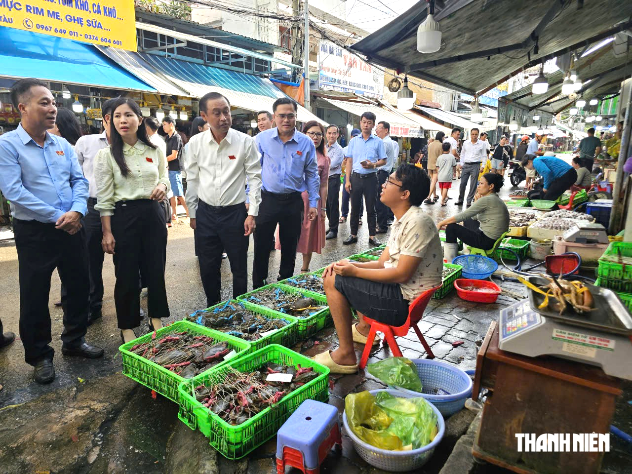 Phó chủ tịch HĐND TP.HCM Huỳnh Thanh Nhân kiểm tra an toàn thực phẩm chợ Xóm Lưới- Ảnh 1.