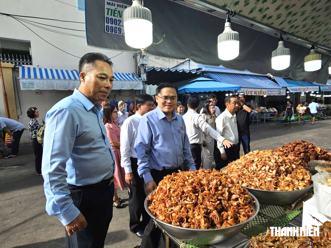 Phó chủ tịch HĐND TP.HCM Huỳnh Thanh Nhân kiểm tra an toàn thực phẩm chợ Xóm Lưới- Ảnh 2.