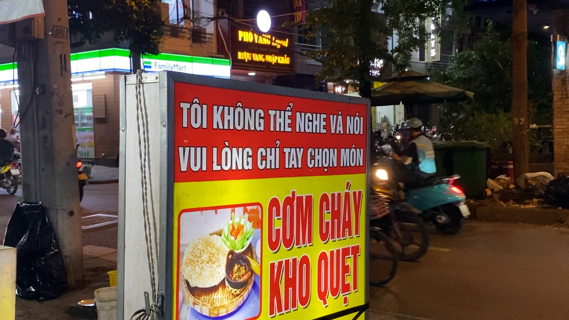 Quán cơm cháy ‘không lời’ của đôi vợ chồng khiếm thính: Khách gọi món bằng giấy bút - Ảnh 1.