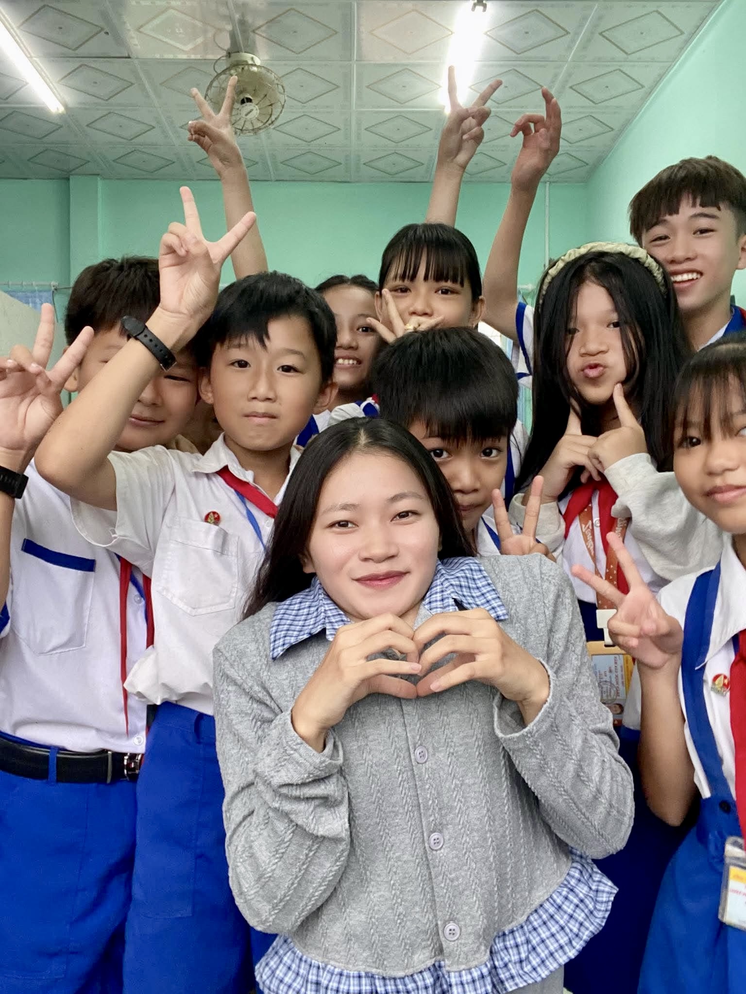 Cô giáo cao 1,23 m và những chuyến đò đến lớp - Ảnh 1.