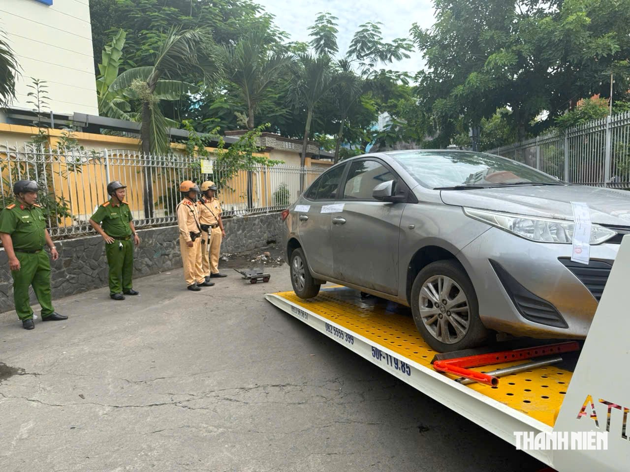 Cẩu ô tô 'vô chủ' đỗ nhiều năm ở Xóm Chiếu, cây cỏ mọc quanh xe - Ảnh 1.
