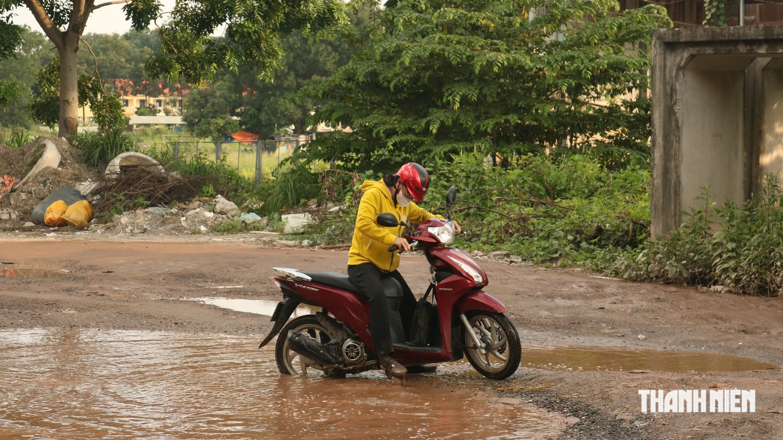 Đường dân sinh 500 m chi chít ‘ổ voi’, mưa xuống hóa thành ao - Ảnh 3.