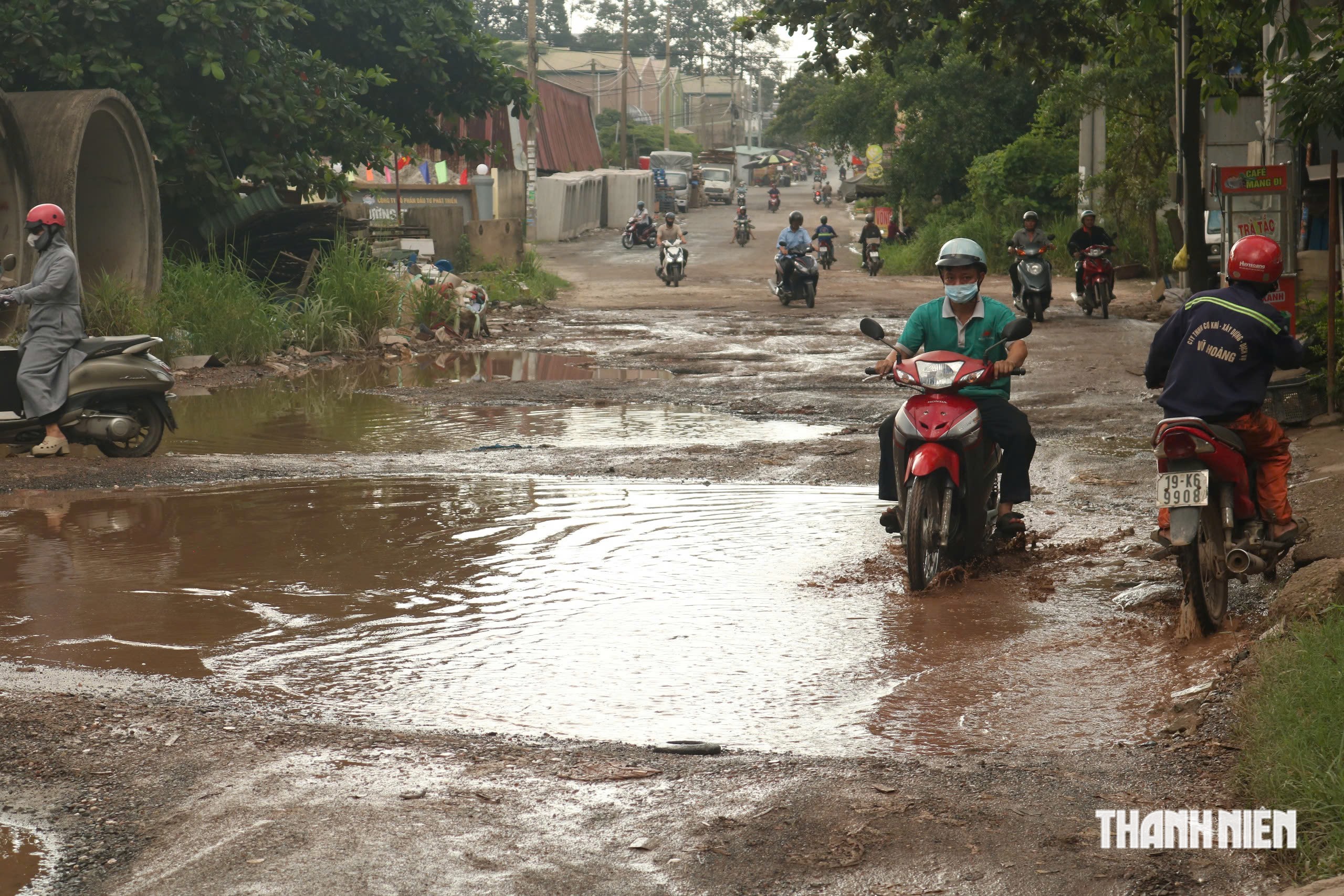 Đường dân sinh 500 m chi chít ‘ổ voi’, mưa xuống hóa thành ao - Ảnh 4.