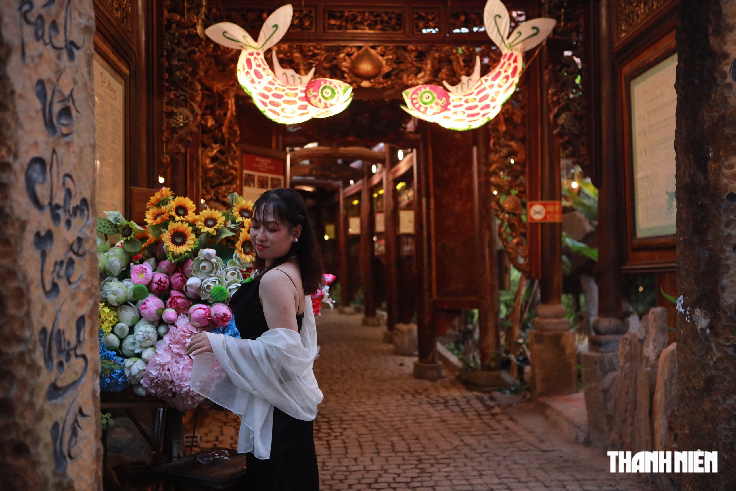 Chi 300 triệu trang trí trung thu, quán cà phê ở TP.HCM thành điểm check-in 'gây sốt' - Ảnh 4.