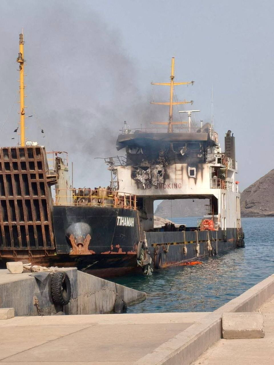 Mỹ phóng tên lửa ngăn tàu vượt vòng phong tỏa Iran, Houthi tấn công tàu hàng- Ảnh 2.