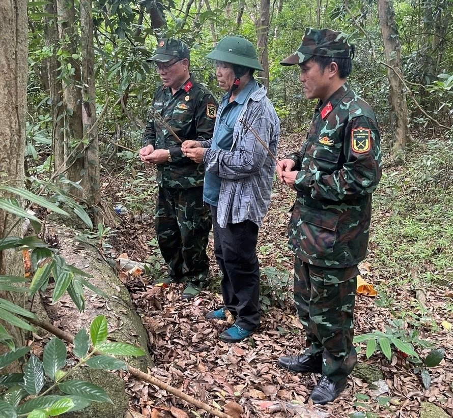  3 giờ băng rừng tìm hang nghi có hơn 10 hài cốt liệt sĩ- Ảnh 1.