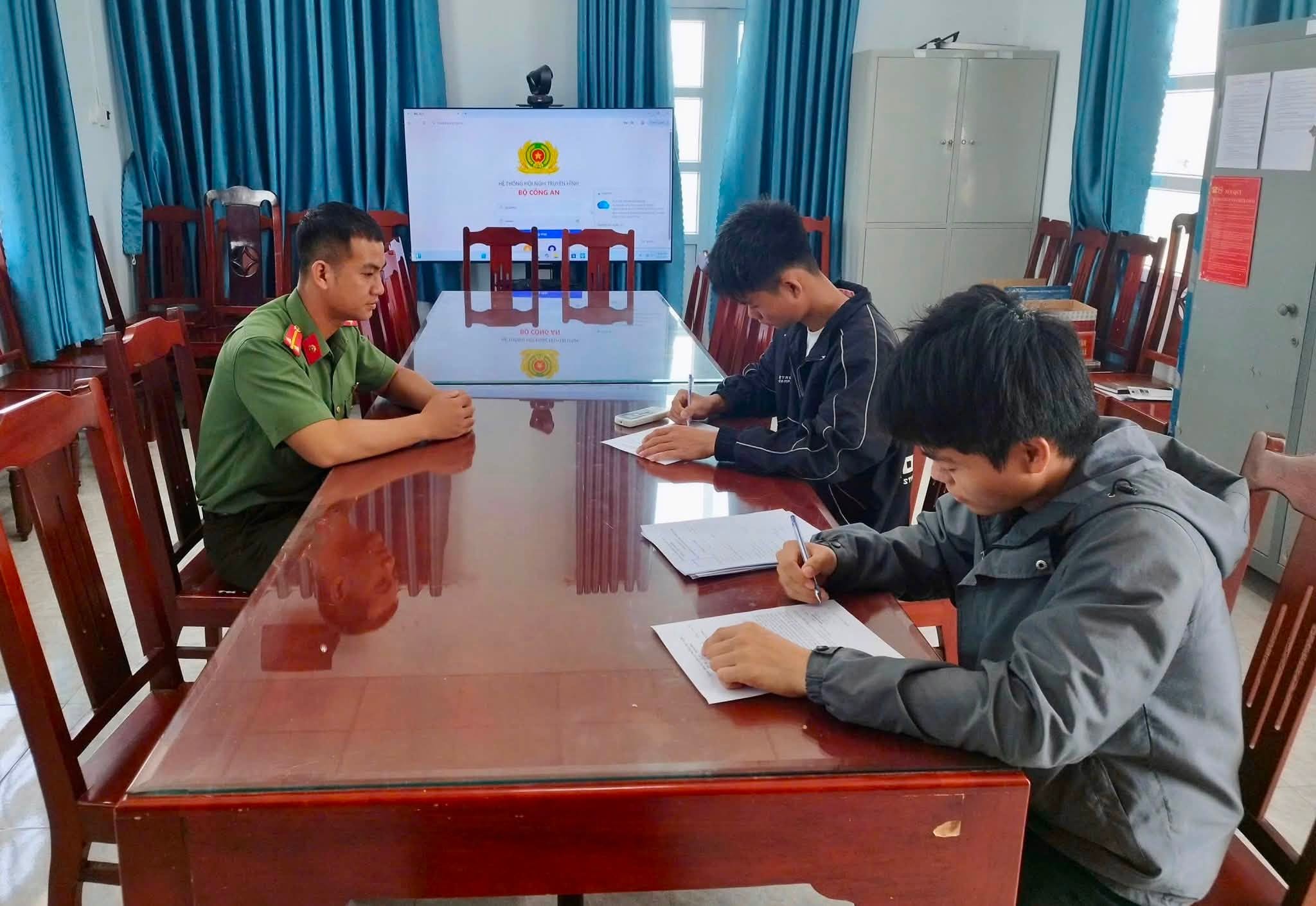 Hai anh em sinh đôi tình nguyện tham gia nghĩa vụ - Ảnh 2.