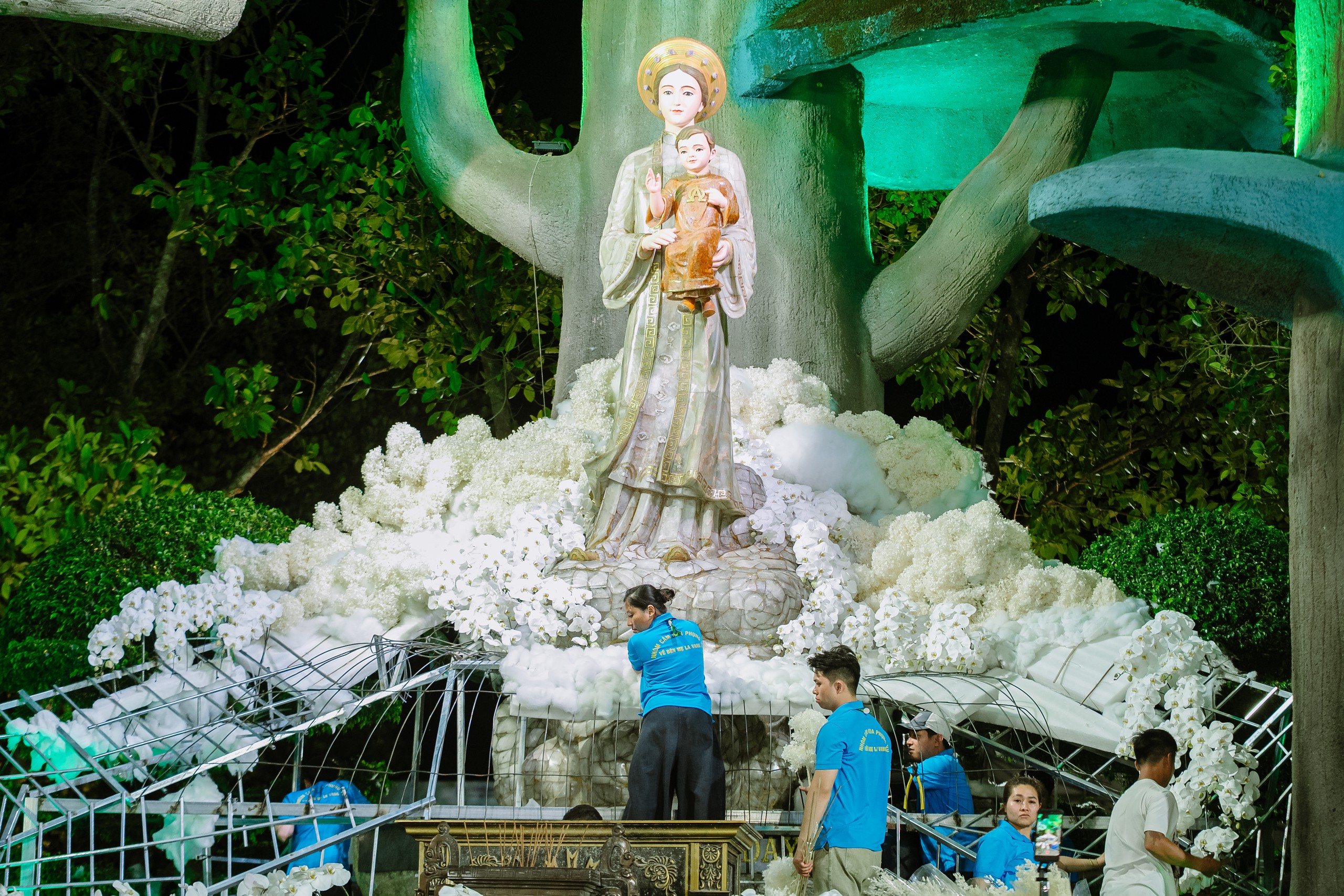 Hàng ngàn bông hoa kết nên hình tượng Đức Mẹ La Vang 'đứng trên ngàn mây' - Ảnh 8.