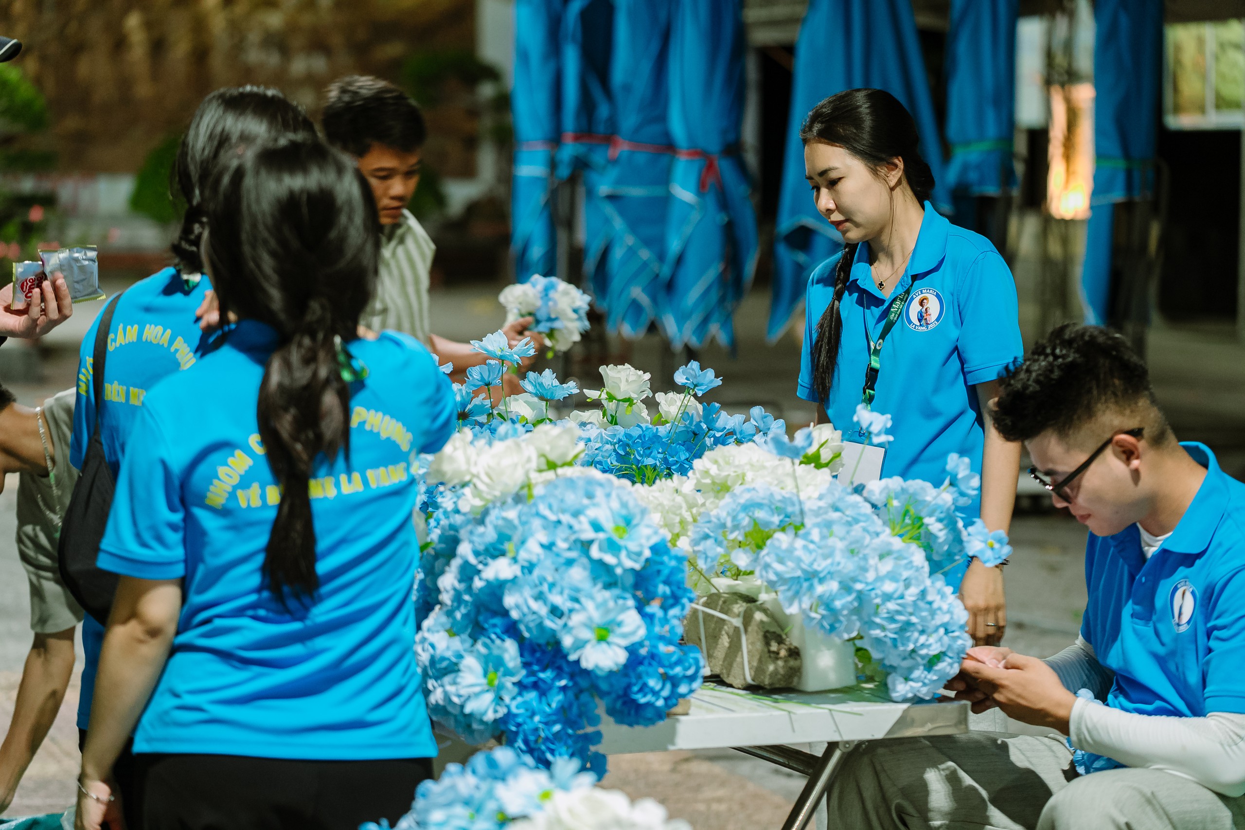 Hàng ngàn bông hoa kết nên hình tượng Đức Mẹ La Vang 'đứng trên ngàn mây' - Ảnh 9.